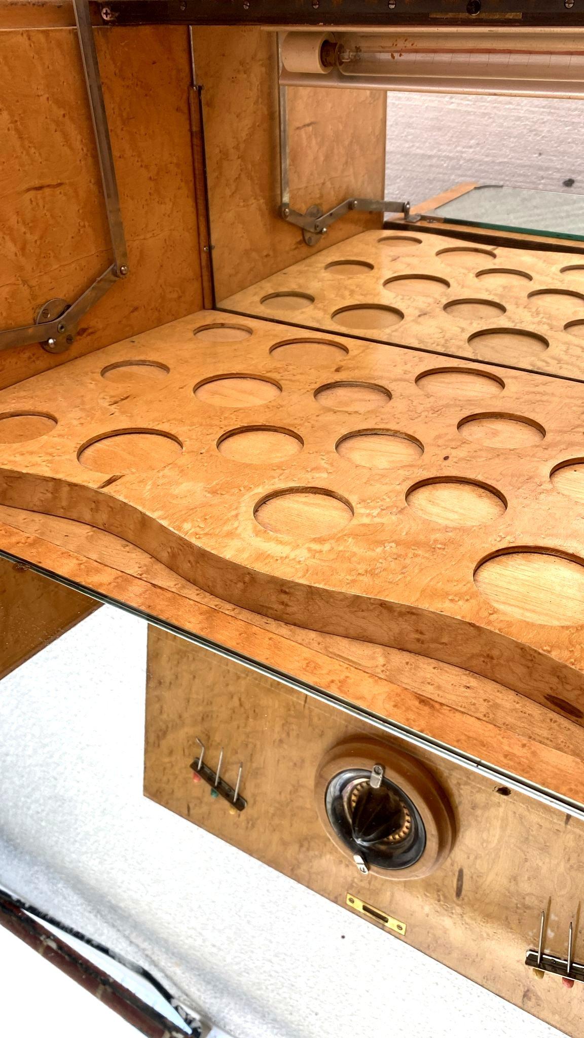 Bar-Cocktailschrank aus gemasertem Nussbaumholz im Art déco-Stil, englisch, um 1930 im Angebot 8