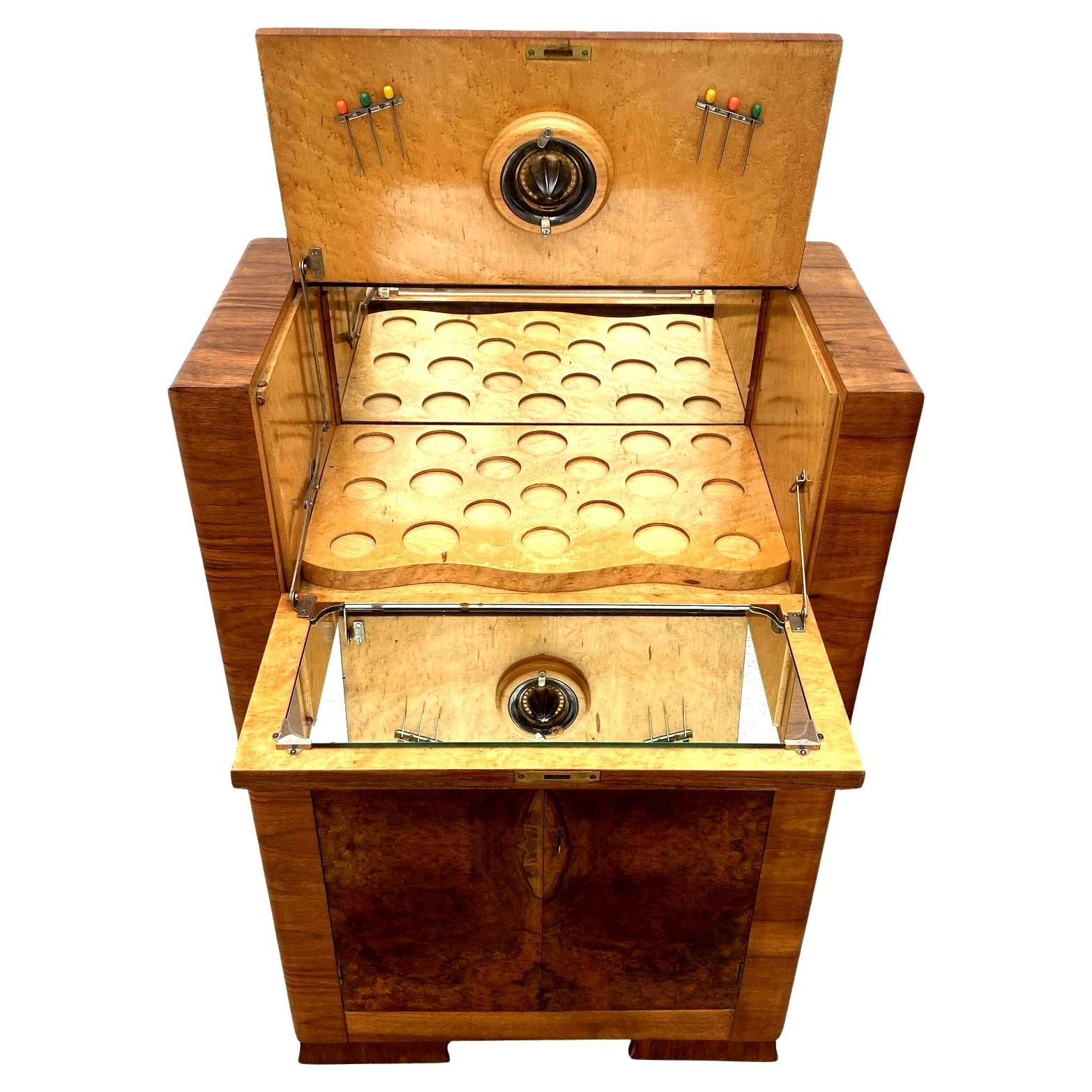 Bar-Cocktailschrank aus gemasertem Nussbaumholz im Art déco-Stil, englisch, um 1930 im Angebot 1