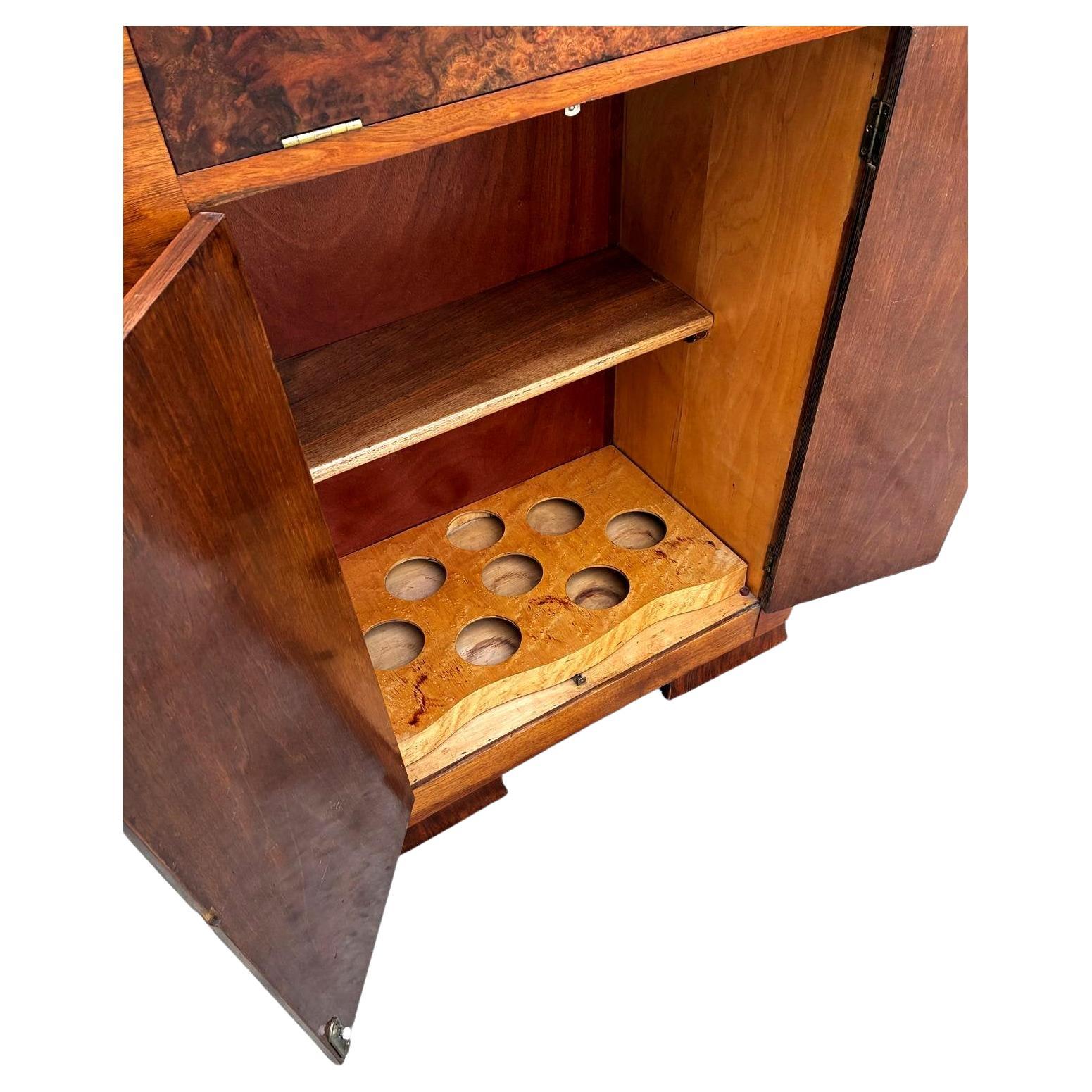 Bar-Cocktailschrank aus gemasertem Nussbaumholz im Art déco-Stil, englisch, um 1930 im Angebot 4