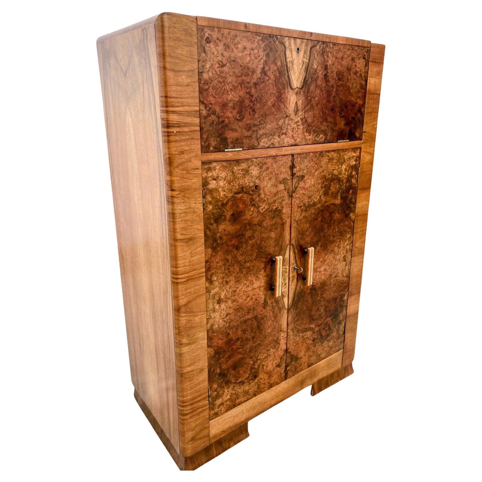 Bar-Cocktailschrank aus gemasertem Nussbaumholz im Art déco-Stil, englisch, um 1930 (Englisch) im Angebot