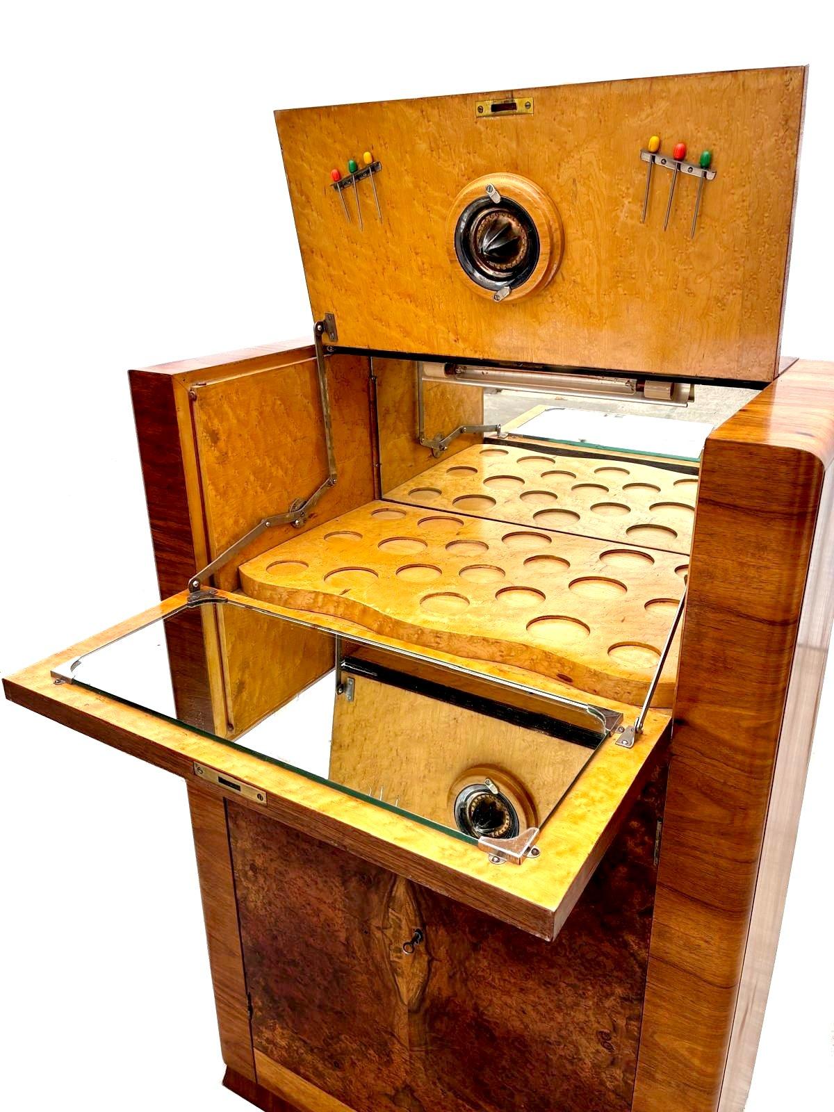 Bar-Cocktailschrank aus gemasertem Nussbaumholz im Art déco-Stil, englisch, um 1930 im Angebot 5