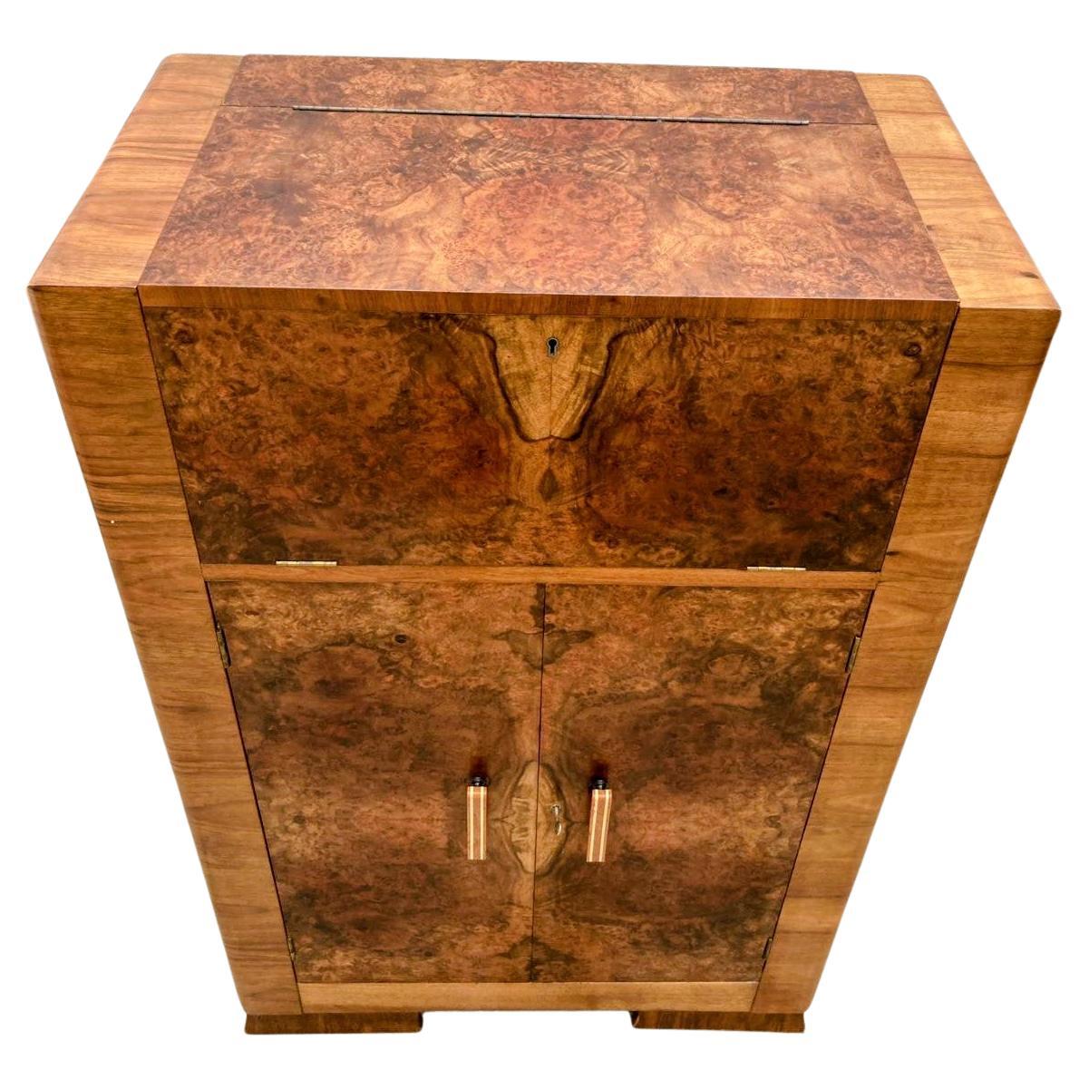 Bar-Cocktailschrank aus gemasertem Nussbaumholz im Art déco-Stil, englisch, um 1930 (20. Jahrhundert) im Angebot