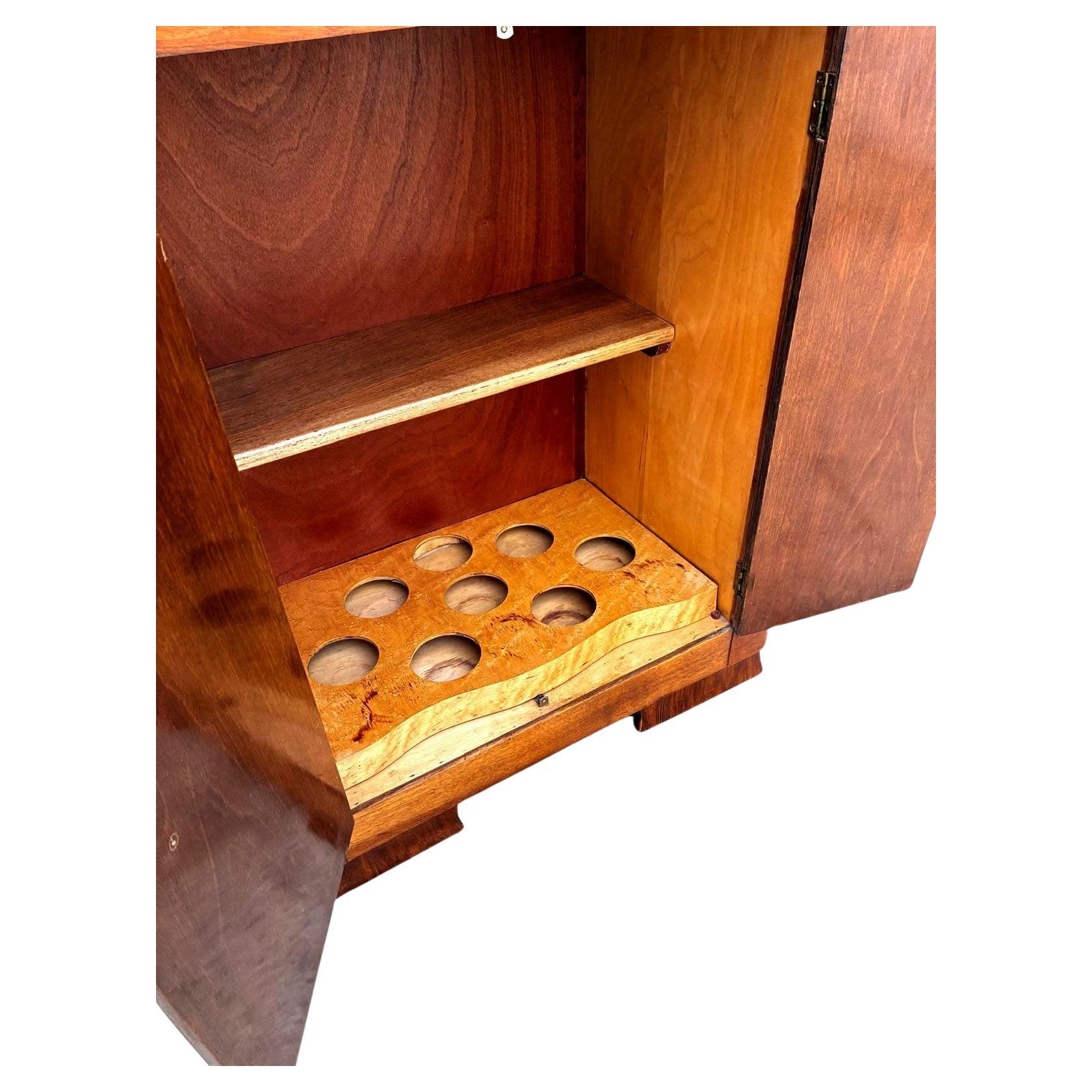 Bar-Cocktailschrank aus gemasertem Nussbaumholz im Art déco-Stil, englisch, um 1930 im Angebot 6