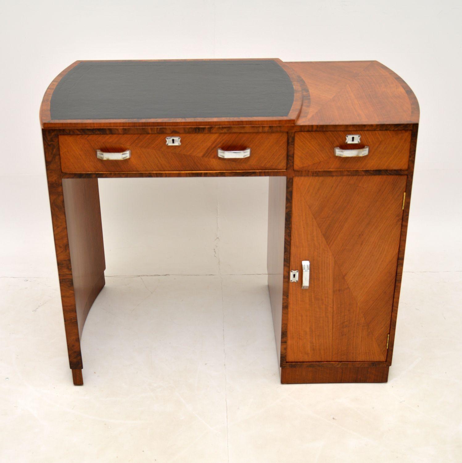 A stunning original Art Deco period desk in walnut and leather. This was made in England, it dates from the 1920-30’s.

It is an unusual design, with a nice and compact size, the quality is absolutely amazing. The sides are curved and this has a