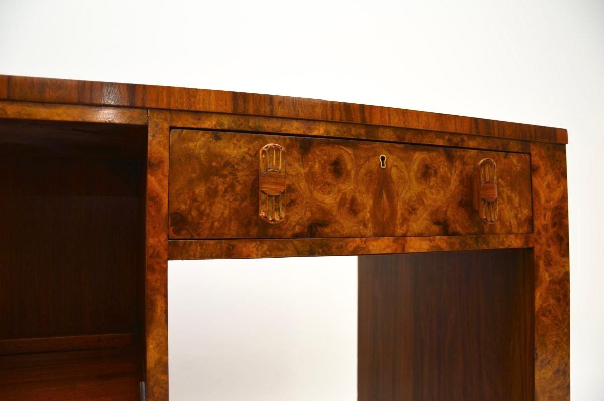 Art Deco Schreibtisch mit Lederplatte aus Nussbaum im Angebot 4