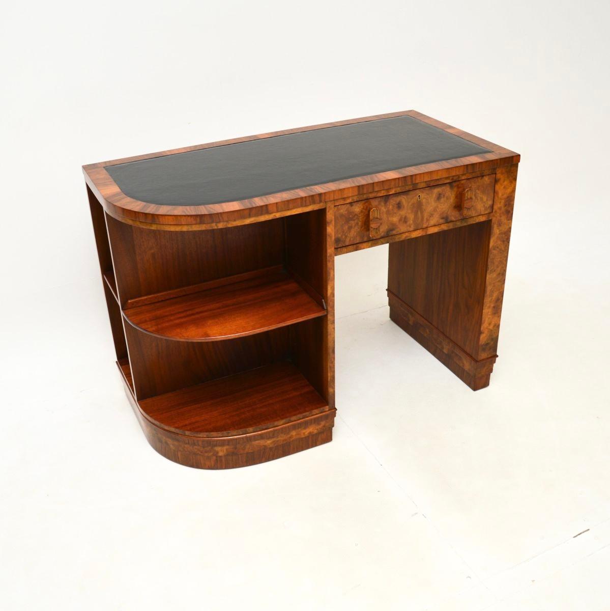 Ein atemberaubender originaler Art Deco Schreibtisch aus gemasertem Walnussholz mit Lederplatte. Es wurde in England hergestellt und stammt aus den 1930er Jahren.

Es ist ein ungewöhnliches Design, mit einer schönen und kompakten Größe, die Qualität