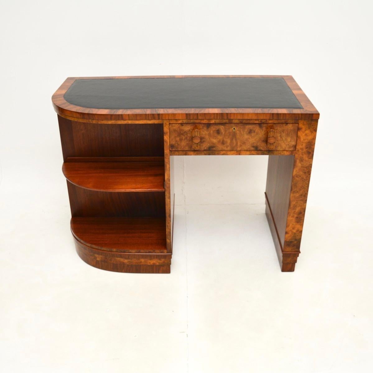 Art Deco Schreibtisch mit Lederplatte aus Nussbaum (Art déco) im Angebot