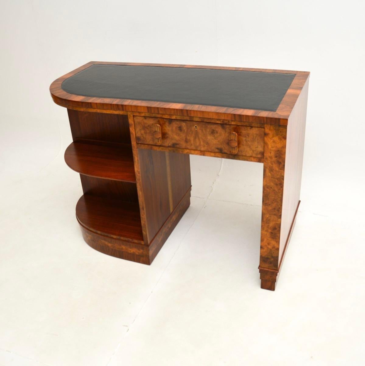 Art Deco Schreibtisch mit Lederplatte aus Nussbaum (Britisch) im Angebot
