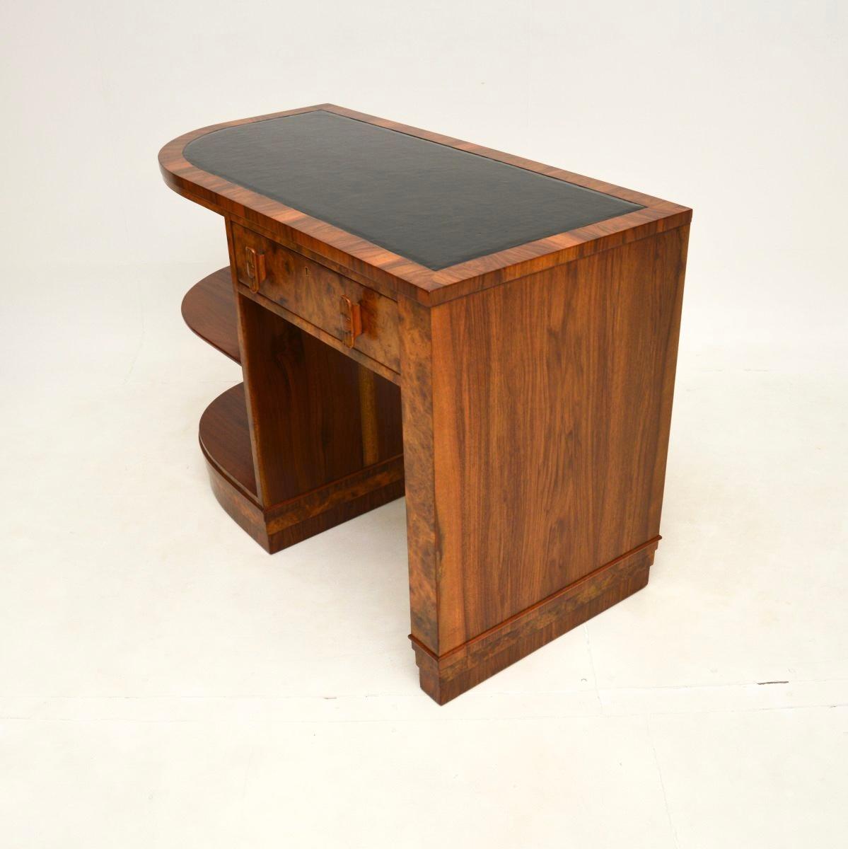 Art Deco Schreibtisch mit Lederplatte aus Nussbaum im Zustand „Gut“ im Angebot in London, GB