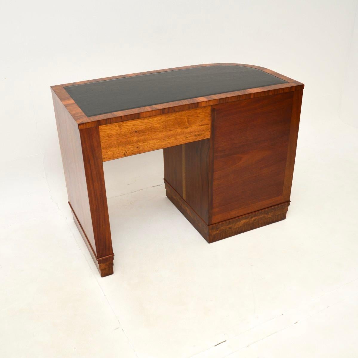 Art Deco Schreibtisch mit Lederplatte aus Nussbaum (Mitte des 20. Jahrhunderts) im Angebot
