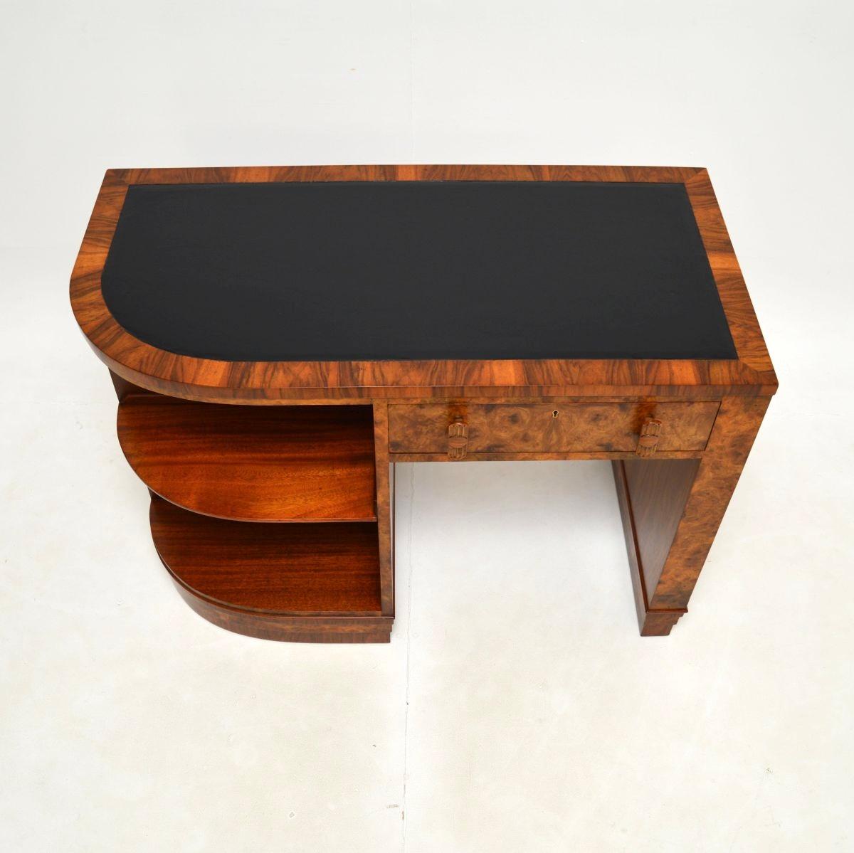Art Deco Schreibtisch mit Lederplatte aus Nussbaum im Angebot 1
