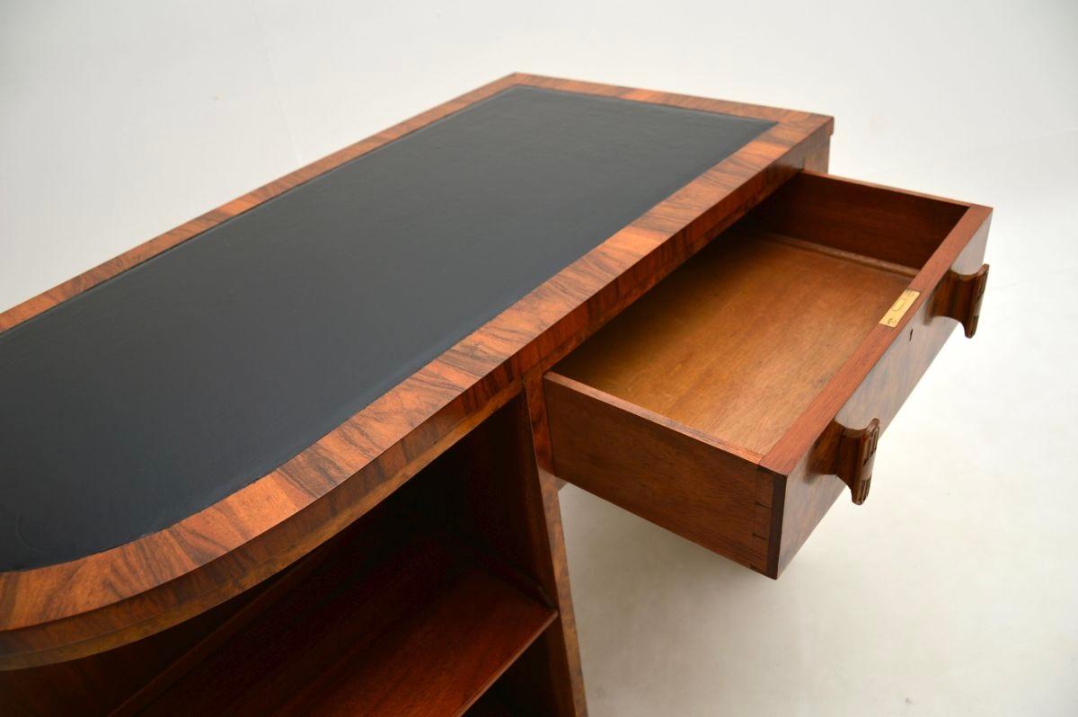 Art Deco Schreibtisch mit Lederplatte aus Nussbaum im Angebot 3