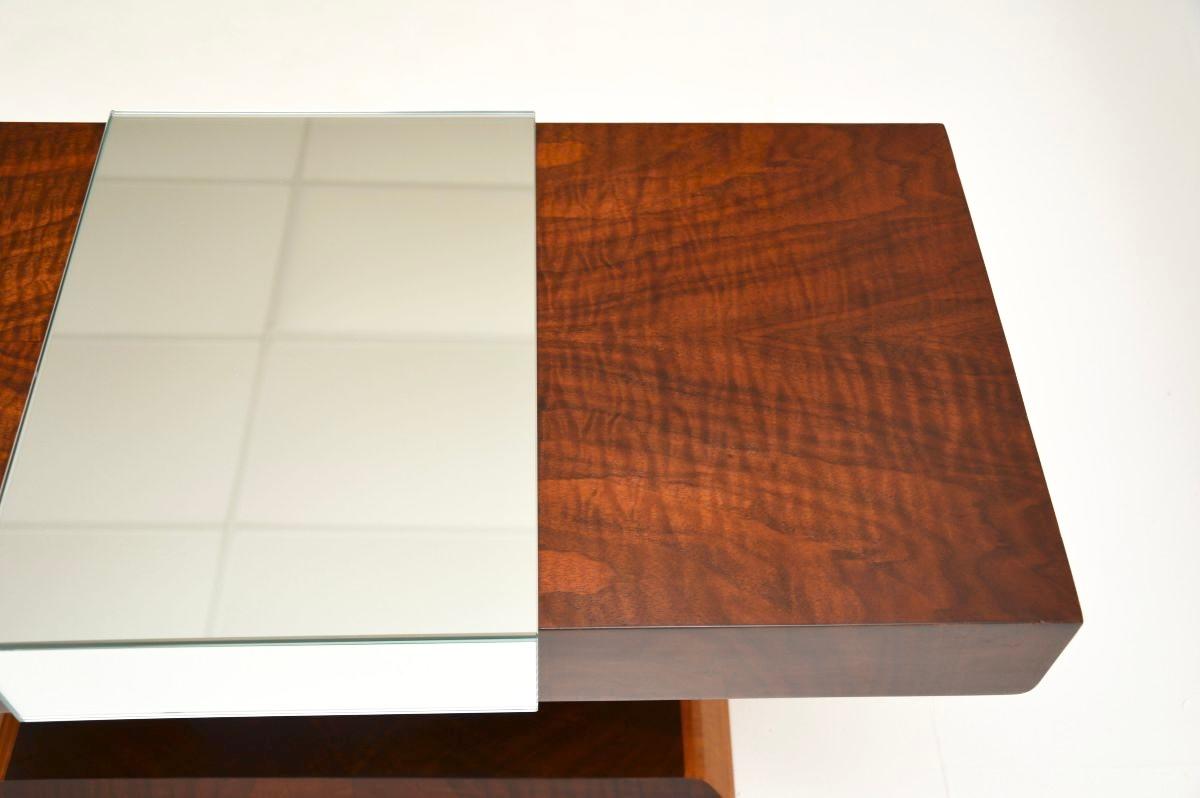 Table basse Art Deco en noyer figuré Mirror en vente 3