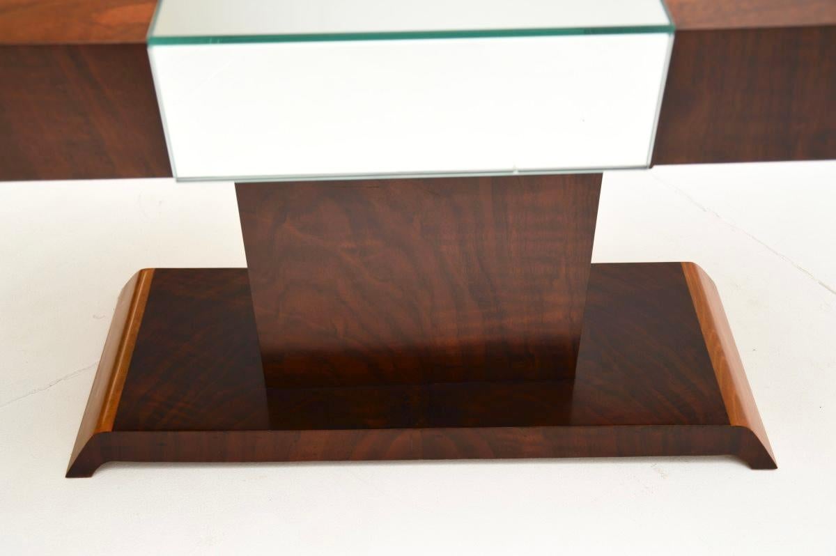 Table basse Art Deco en noyer figuré Mirror en vente 4
