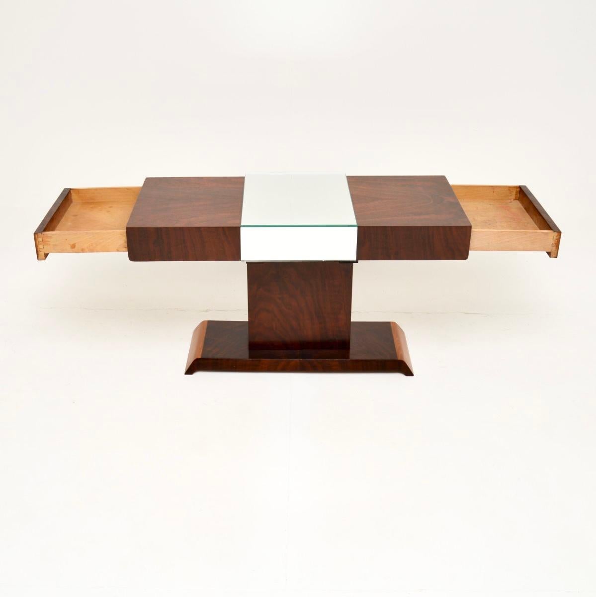 Britannique Table basse Art Deco en noyer figuré Mirror en vente