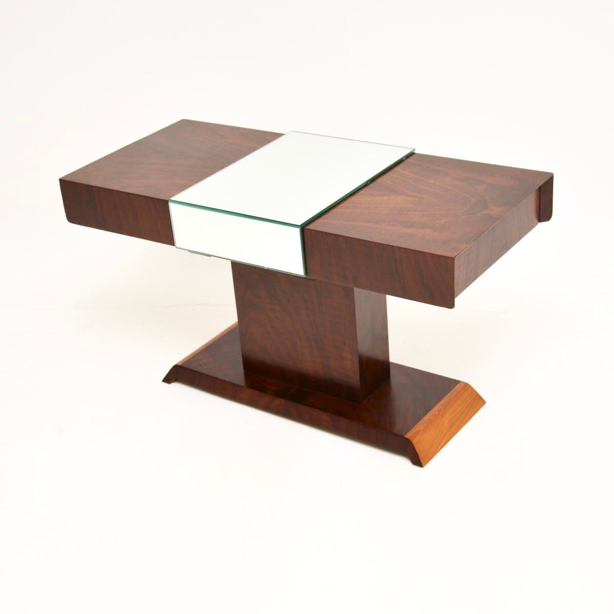 Milieu du XXe siècle Table basse Art Deco en noyer figuré Mirror en vente