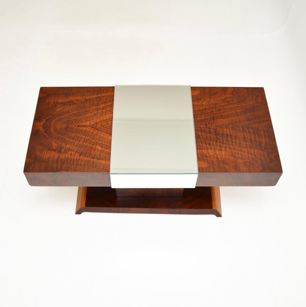 Table basse Art Deco en noyer figuré Mirror en vente 1