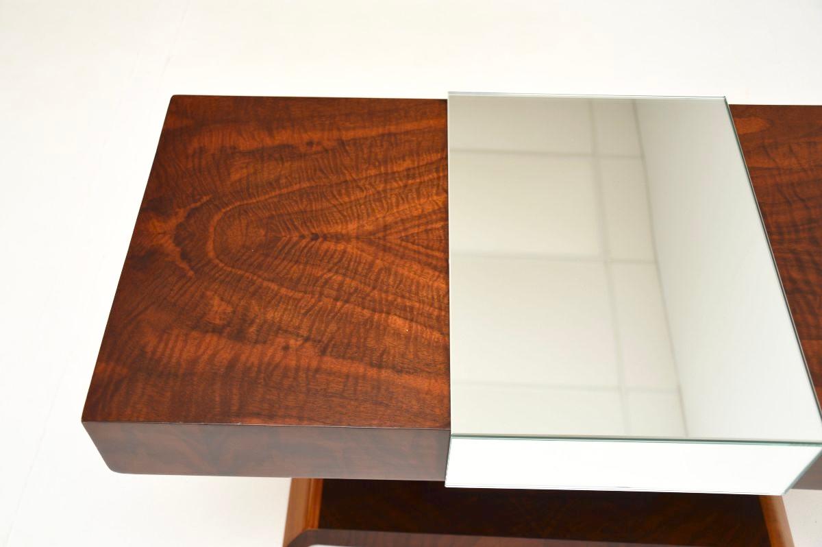 Table basse Art Deco en noyer figuré Mirror en vente 2