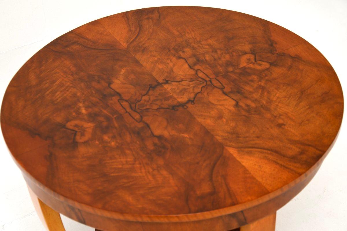 Britannique Table d'appoint / de salon Art Déco en noyer figuré en vente