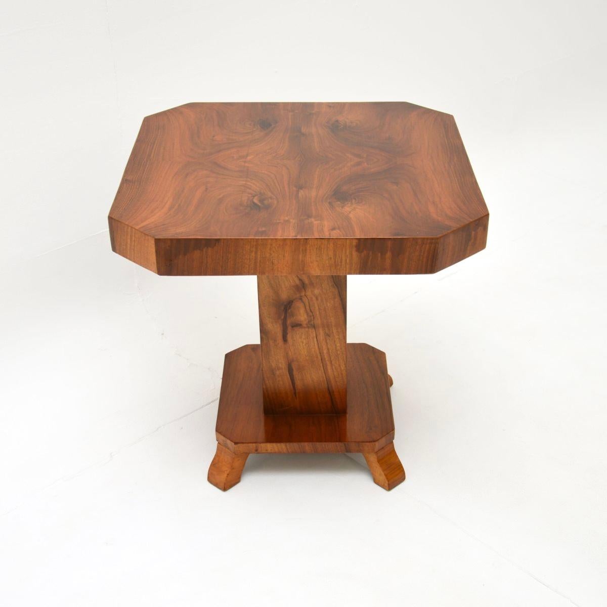 Table d'appoint / table basse en noyer figuré, de style Art Déco et de très bonne facture. Il a été fabriqué en Angleterre, il date des années 1920-30.

La qualité est fantastique, avec un magnifique plateau en noyer figuré aux bords inclinés. Il