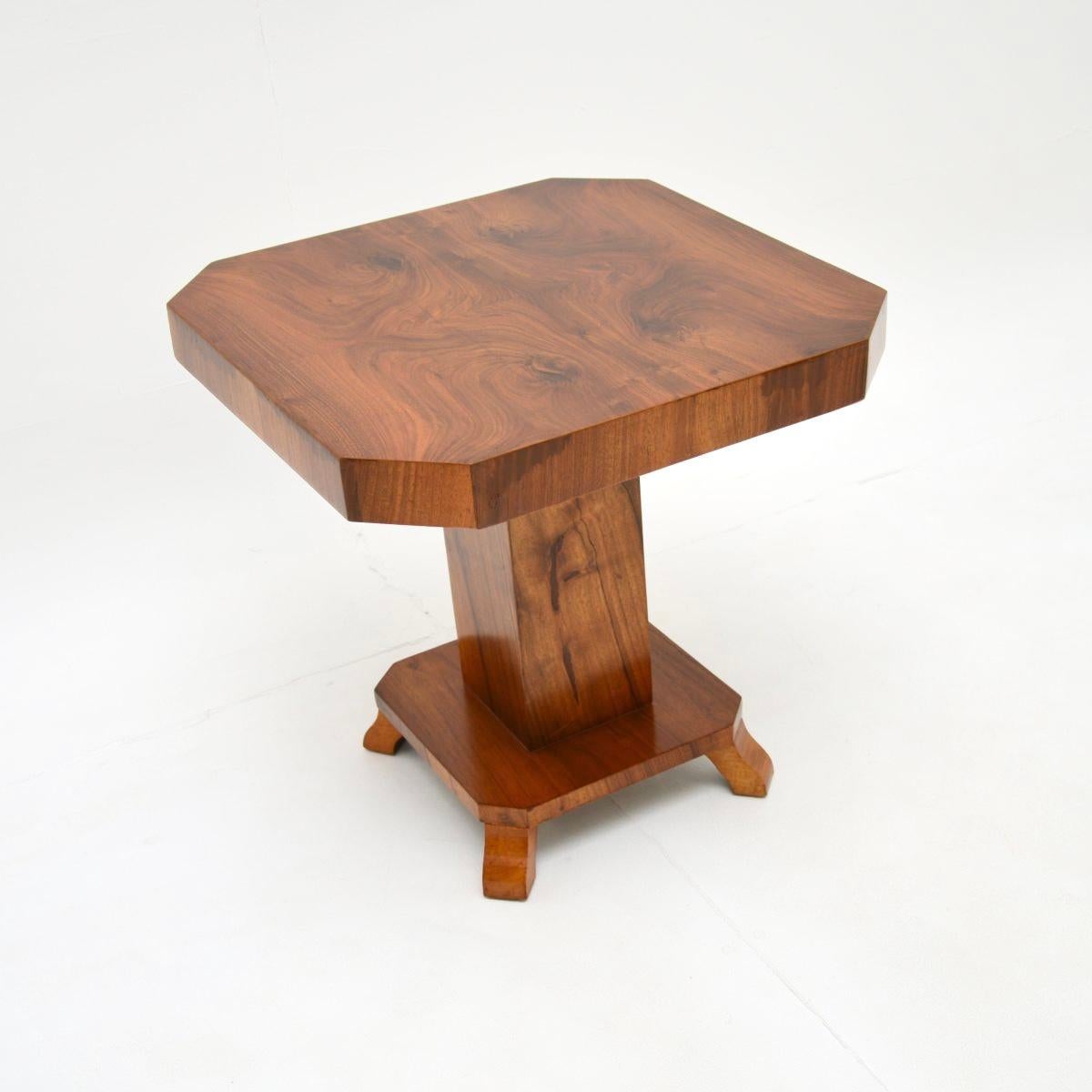 Art déco Table d'appoint / table basse Art Déco en noyer figuré en vente