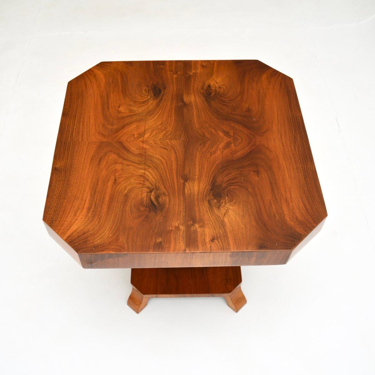 Britannique Table d'appoint / table basse Art Déco en noyer figuré en vente