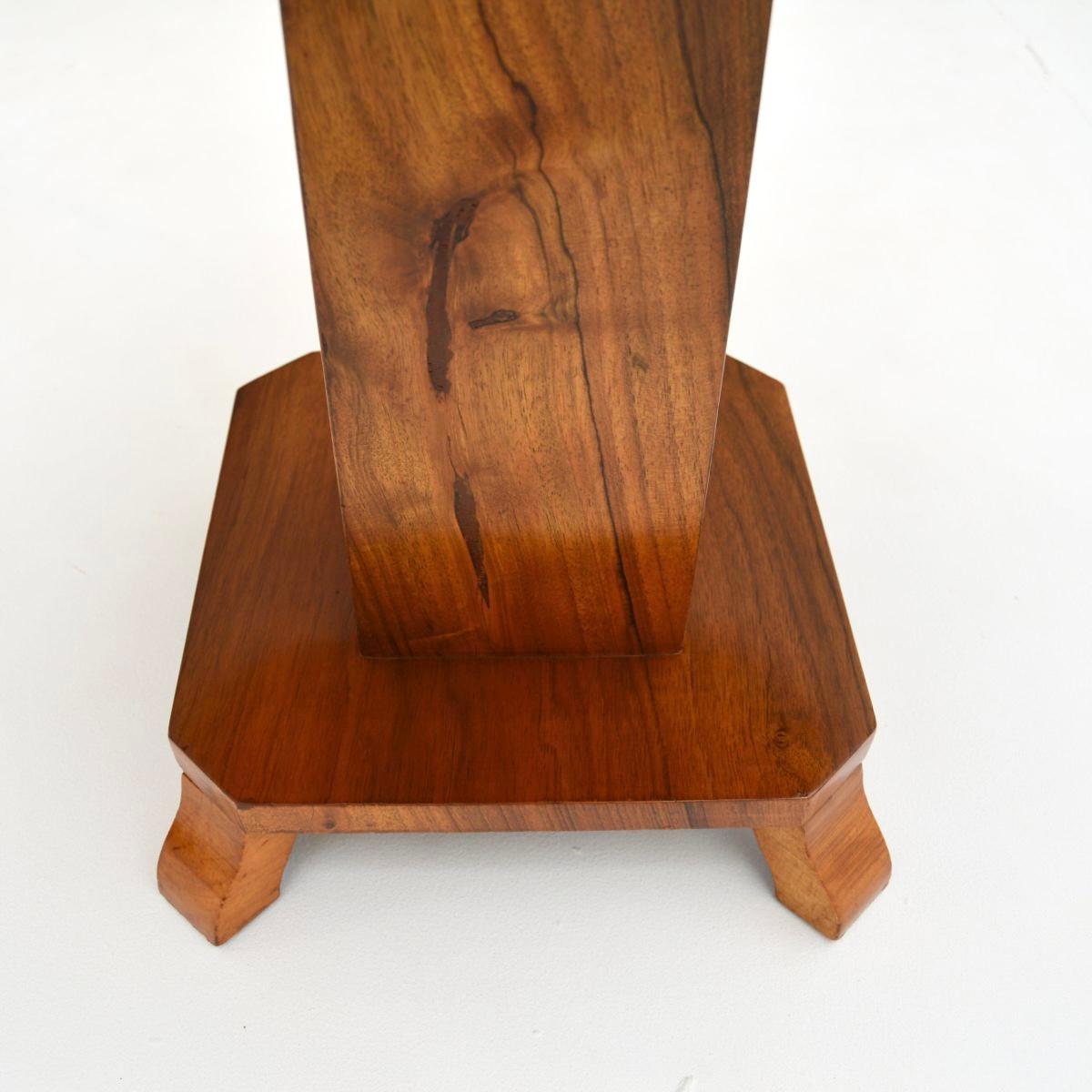 Début du 20ème siècle Table d'appoint / table basse Art Déco en noyer figuré en vente