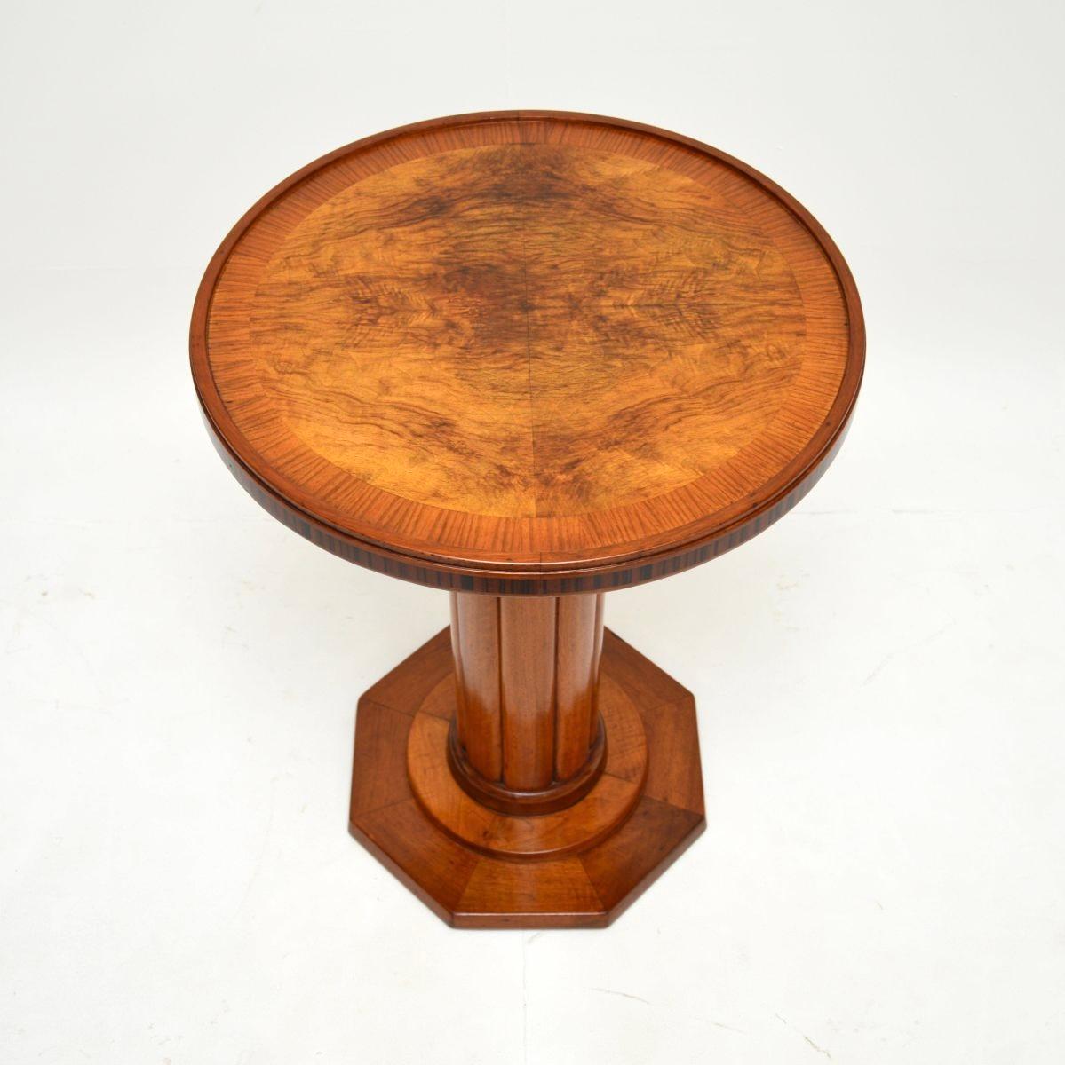 Une grande et impressionnante table d'appoint en noyer figuré d'origine Art Déco. Il a été fabriqué en Angleterre, il date des années 1930.

Il est d'une qualité exceptionnelle et d'une taille très utile, il est beaucoup plus grand et plus audacieux