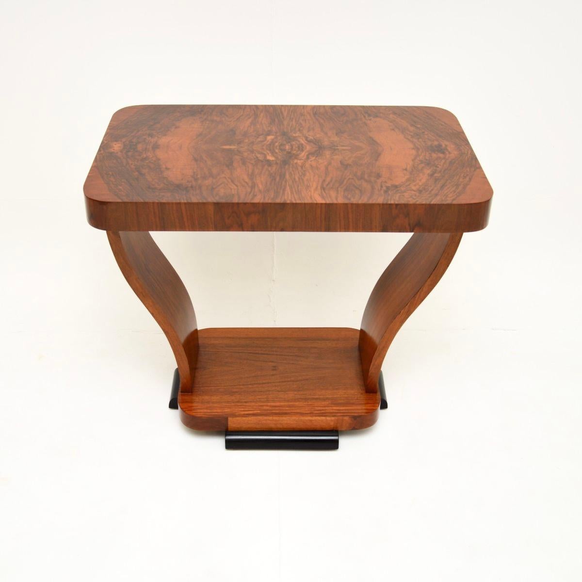 A smart and extremely well made Art Deco figured walnut occasional side table. This was made in England, it dates from the 1920-30’s.

It is of exceptional quality and is a very useful size to be used as side table or a centre table. The base has a