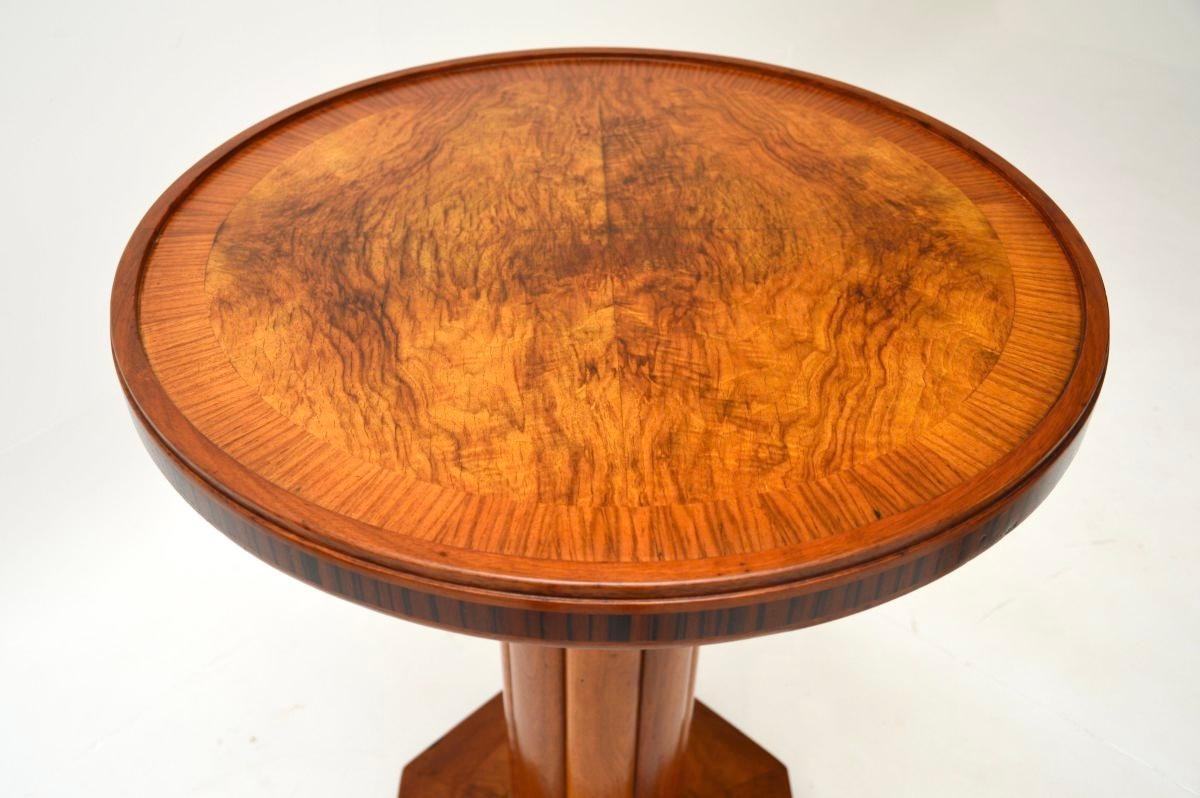 Britannique Table d'appoint Art Déco en noyer figuré en vente
