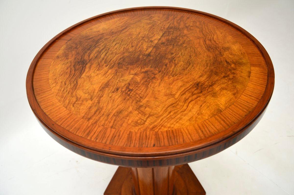 Table d'appoint Art Déco en noyer figuré Bon état - En vente à London, GB
