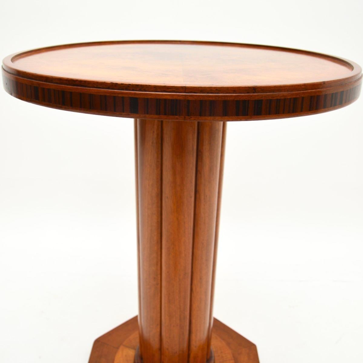 Milieu du XXe siècle Table d'appoint Art Déco en noyer figuré en vente