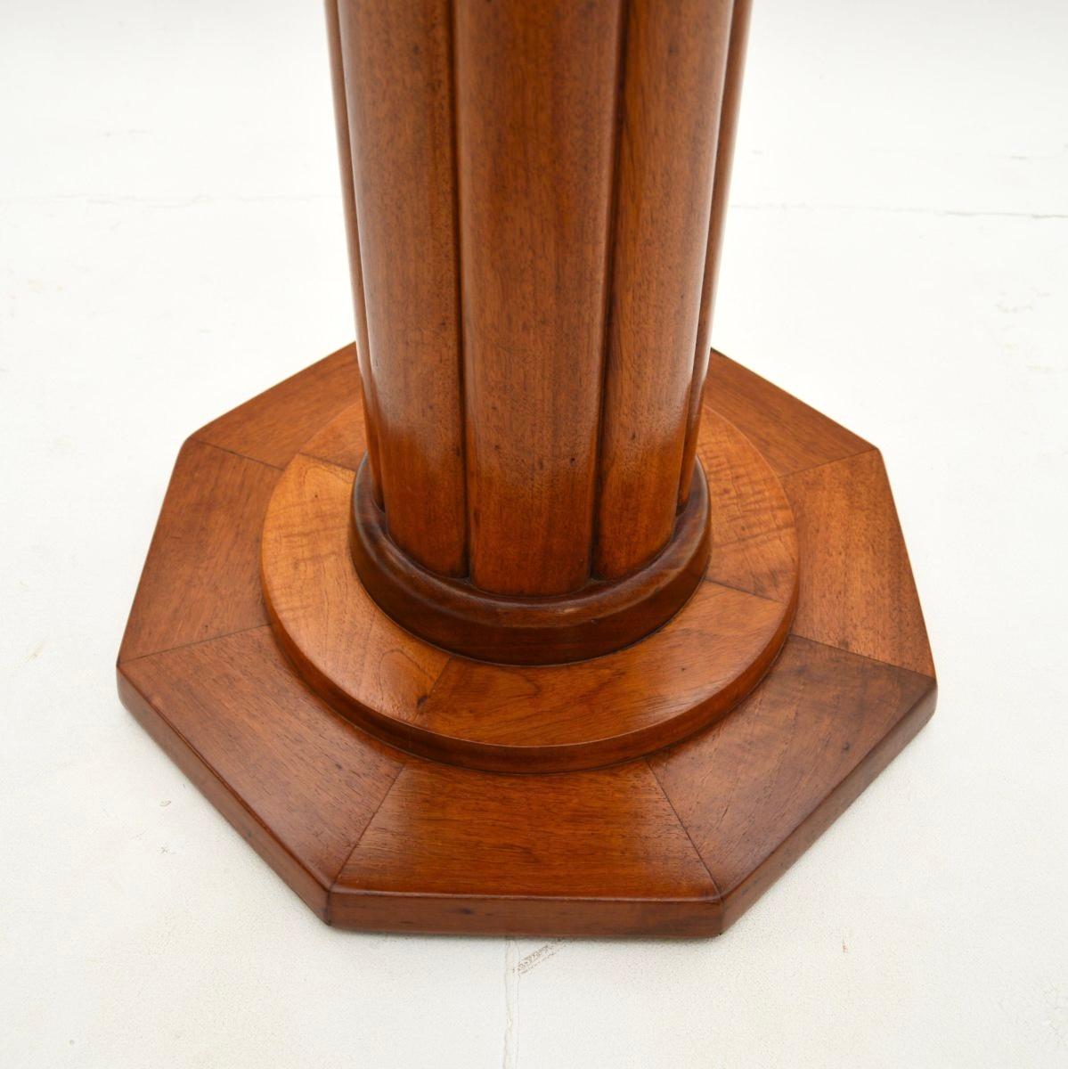 Noyer Table d'appoint Art Déco en noyer figuré en vente