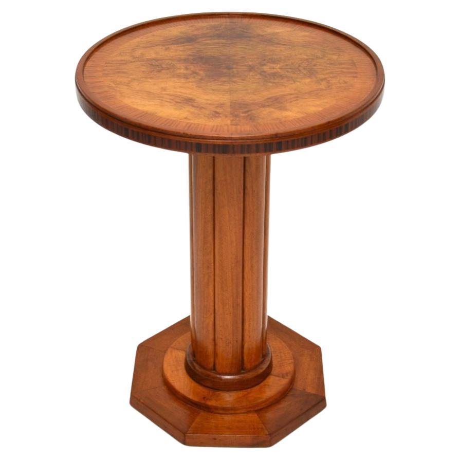 Table d'appoint Art Déco en noyer figuré en vente