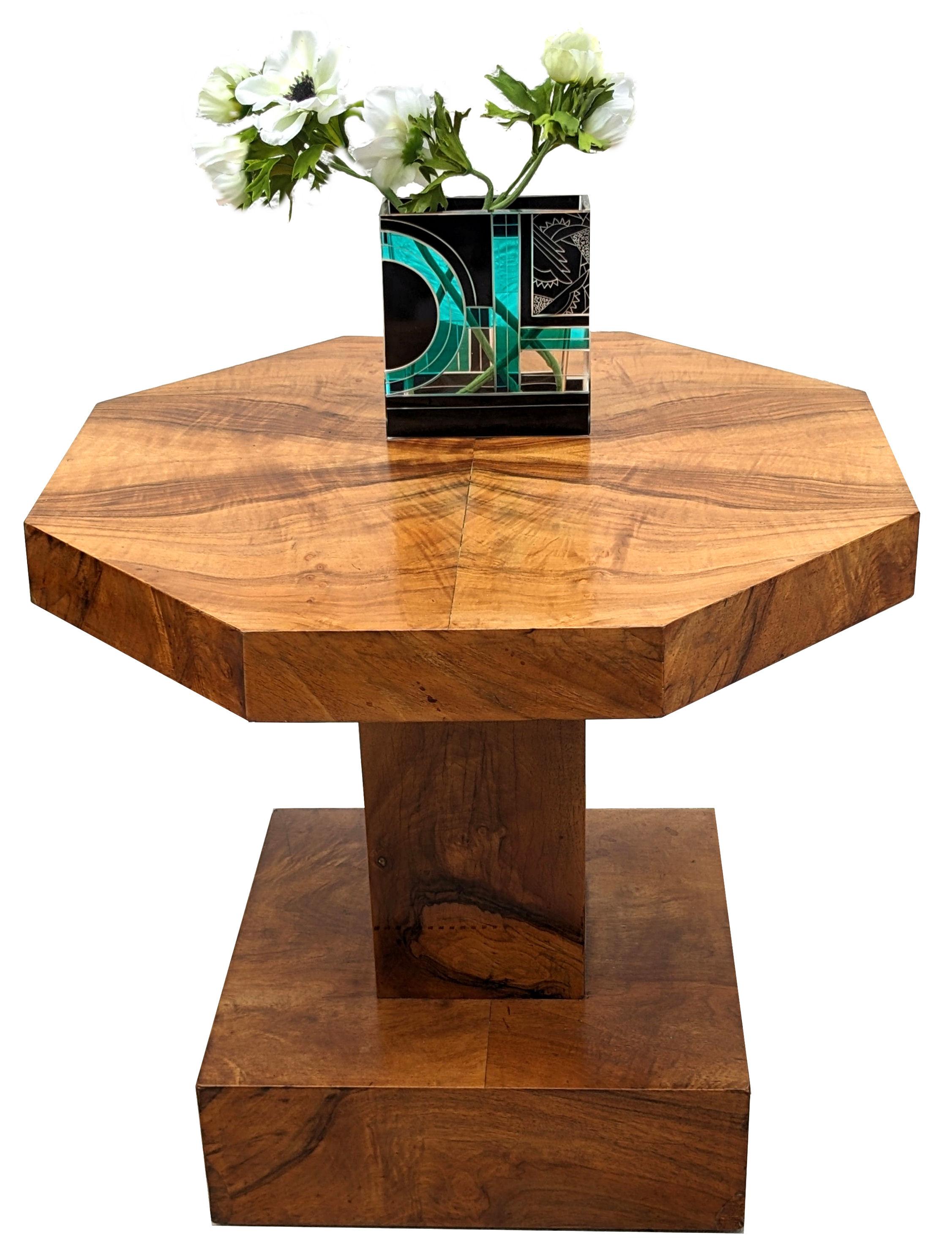 Nous vous proposons cette table basse d'appoint en noyer d'origine Art Déco des années 1930, de couleur miel moyen. Originaire d'Angleterre, il s'agit d'une très belle table au design et à la forme remarquables. Elle est en très bon état et a été