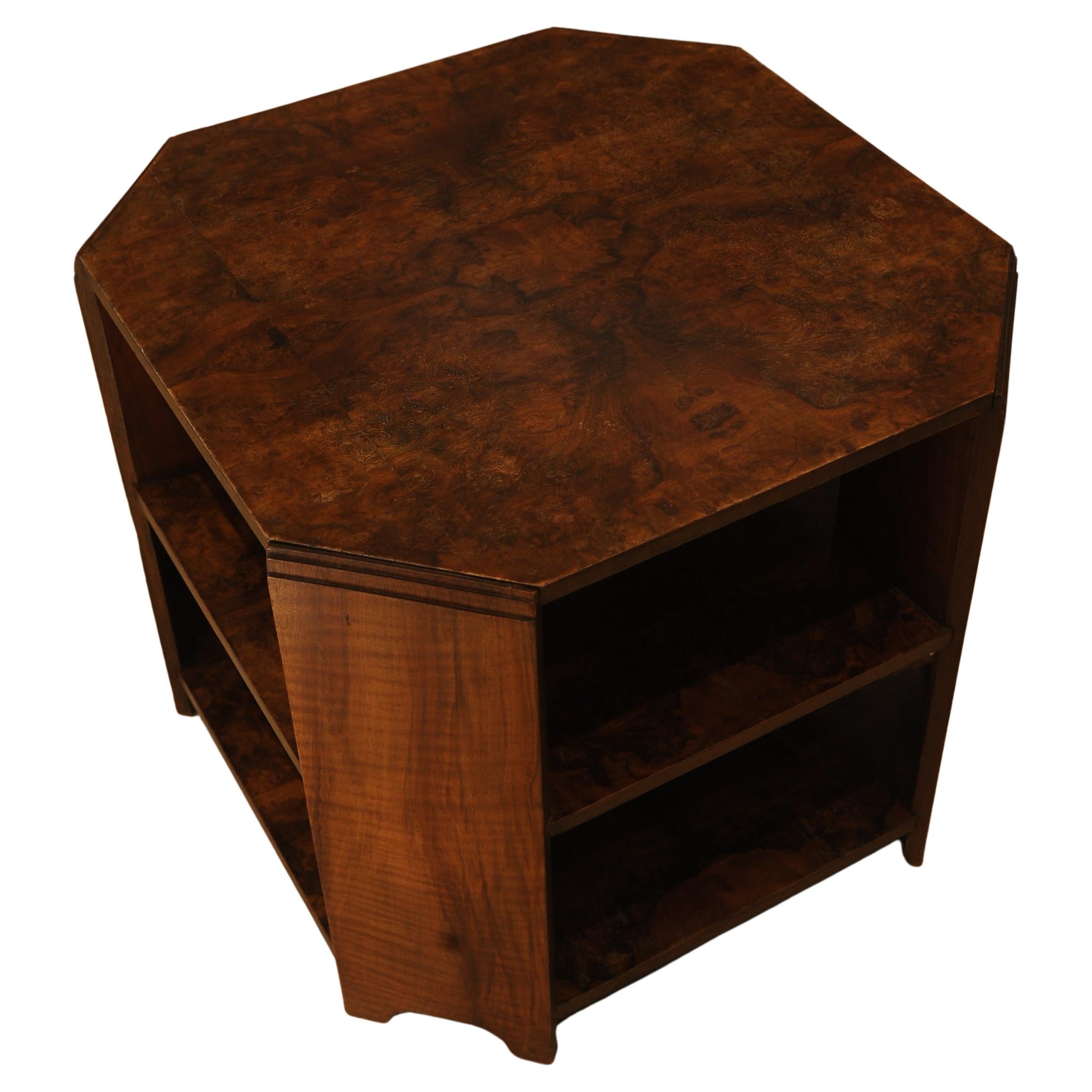 Art Deco Achteckiger Tisch aus Nussbaum mit zwei Ebenen Harrods of London CIRCA 1930's (Art déco) im Angebot