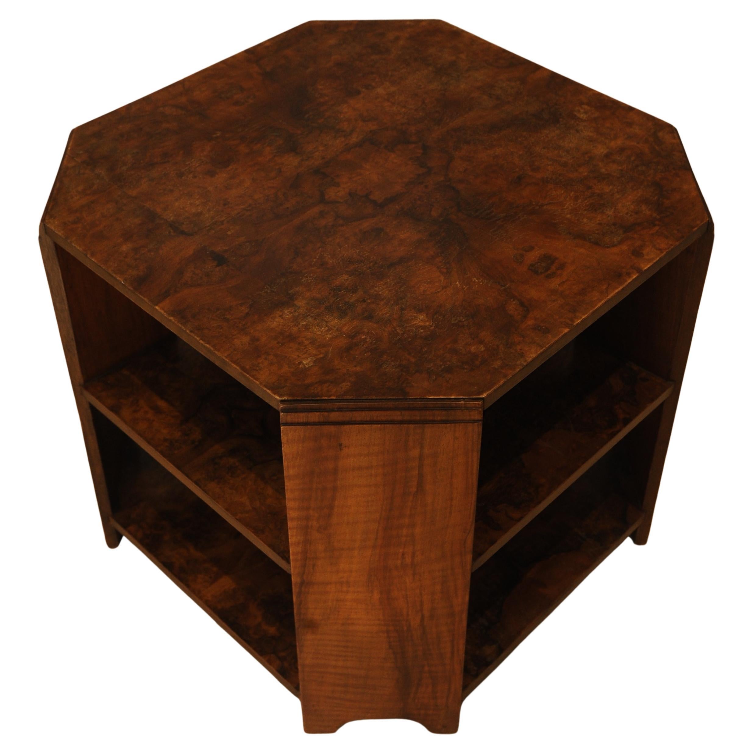 Art Deco Achteckiger Tisch aus Nussbaum mit zwei Ebenen Harrods of London CIRCA 1930's (Furnier) im Angebot