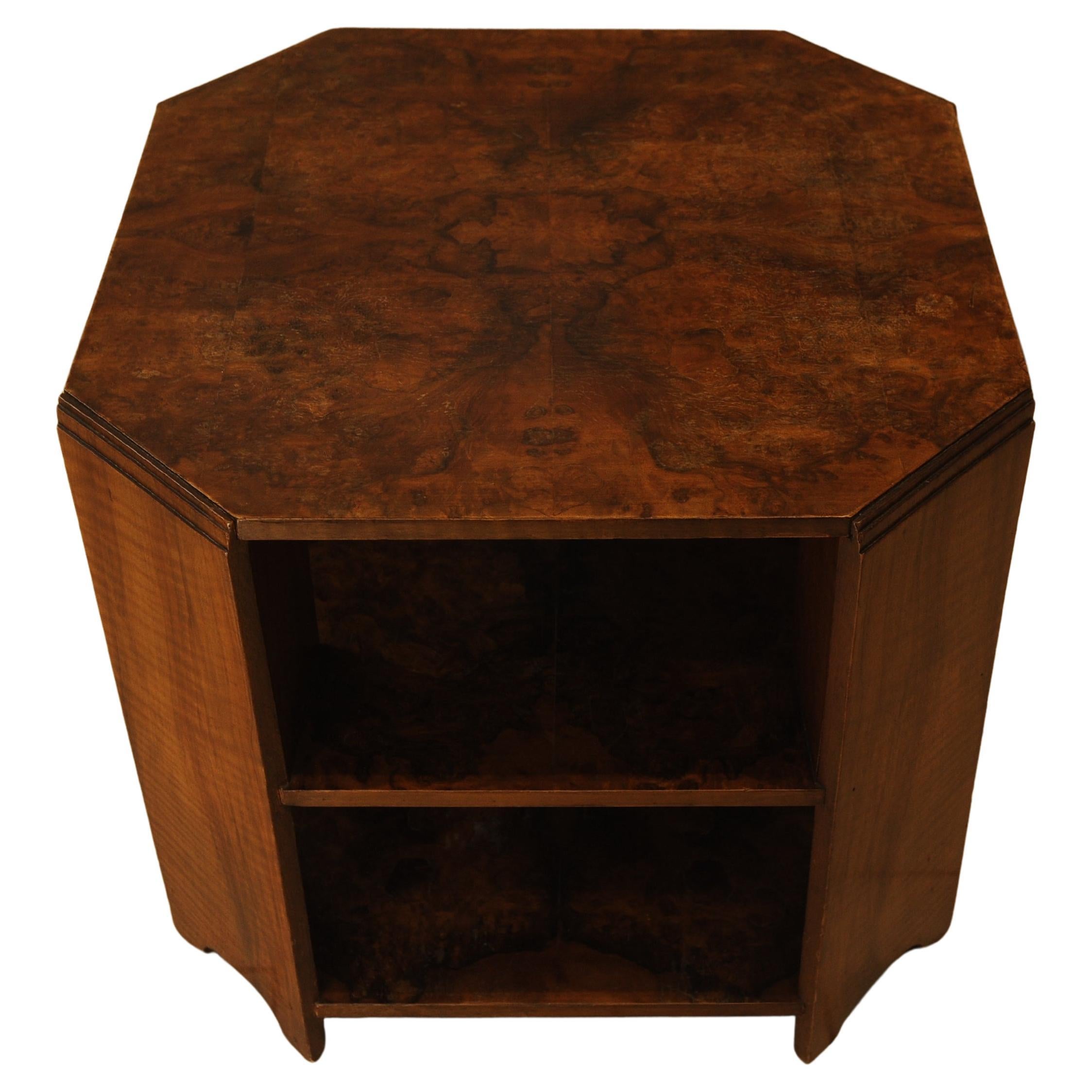 Art Deco Achteckiger Tisch aus Nussbaum mit zwei Ebenen Harrods of London CIRCA 1930's im Zustand „Relativ gut“ im Angebot in Reading, Berkshire