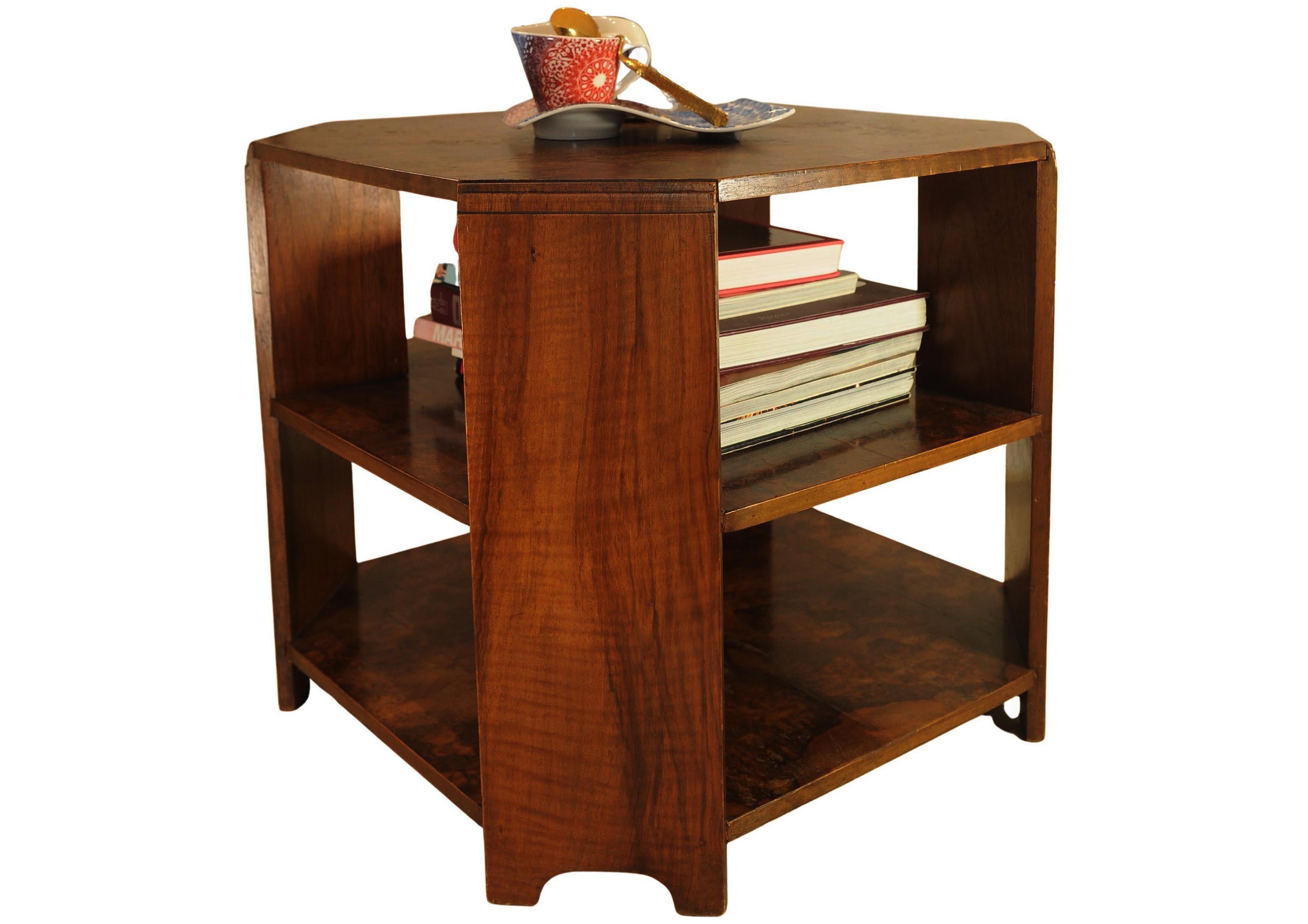 Art Deco Achteckiger Tisch aus Nussbaum mit zwei Ebenen Harrods of London CIRCA 1930's (Mitte des 20. Jahrhunderts) im Angebot