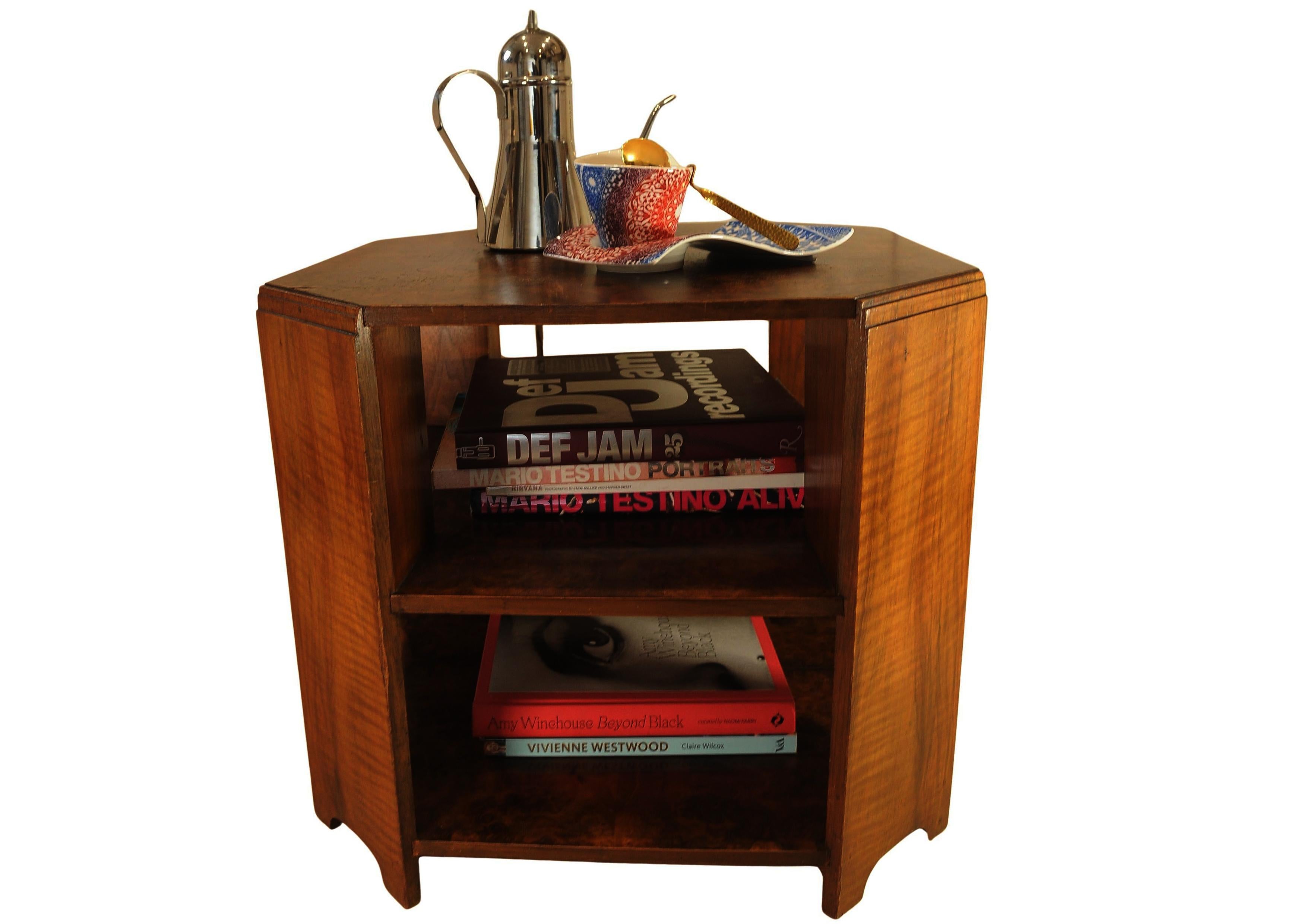 Art Deco Achteckiger Tisch aus Nussbaum mit zwei Ebenen Harrods of London CIRCA 1930's (Walnuss) im Angebot