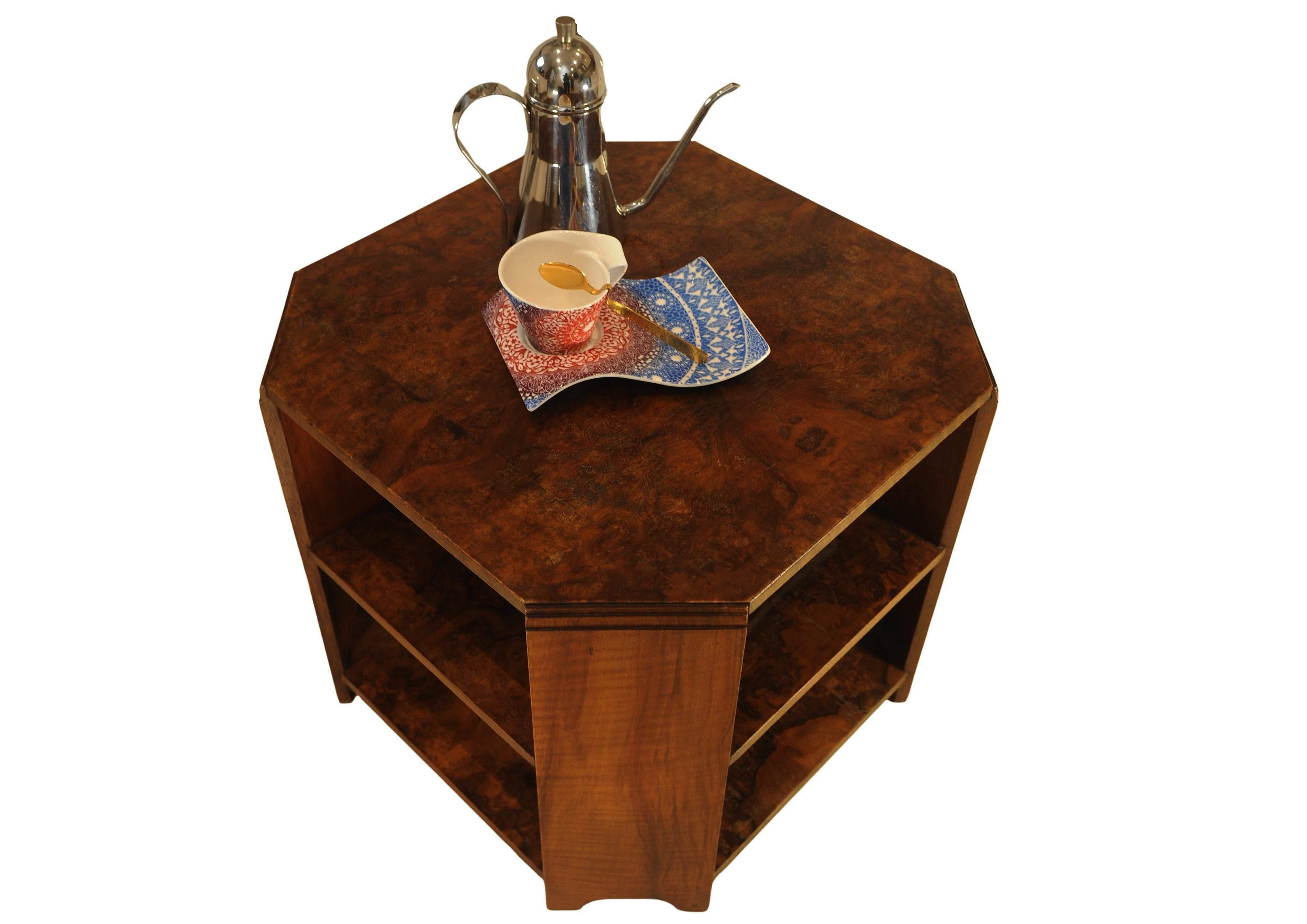 Art Deco Achteckiger Tisch aus Nussbaum mit zwei Ebenen Harrods of London CIRCA 1930's im Angebot 1