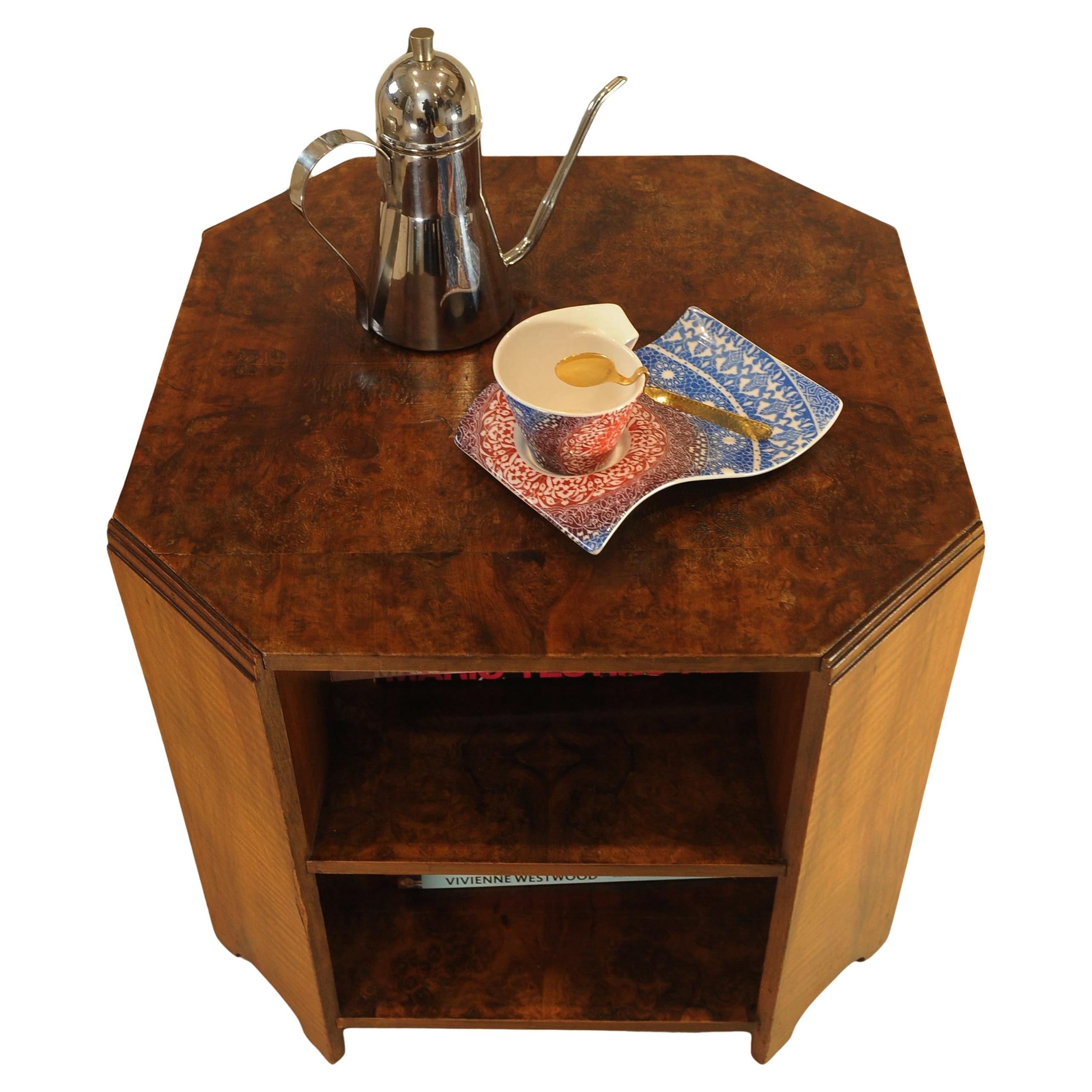 Art Deco Achteckiger Tisch aus Nussbaum mit zwei Ebenen Harrods of London CIRCA 1930's im Angebot