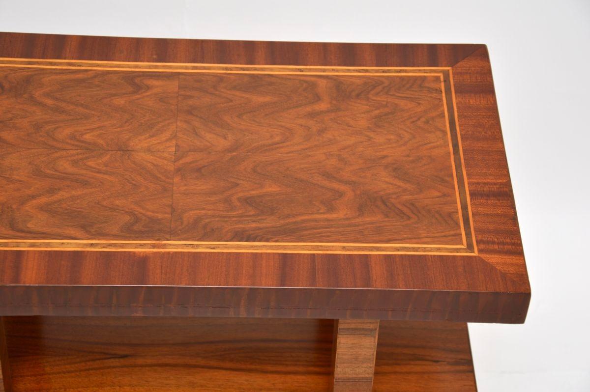 Table d'appoint / meuble Art Déco en noyer sculpté en vente 3