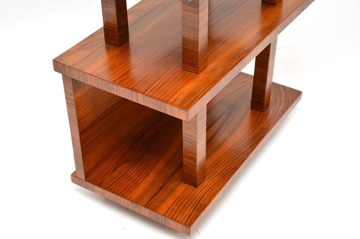 Table d'appoint / meuble Art Déco en noyer sculpté en vente 4