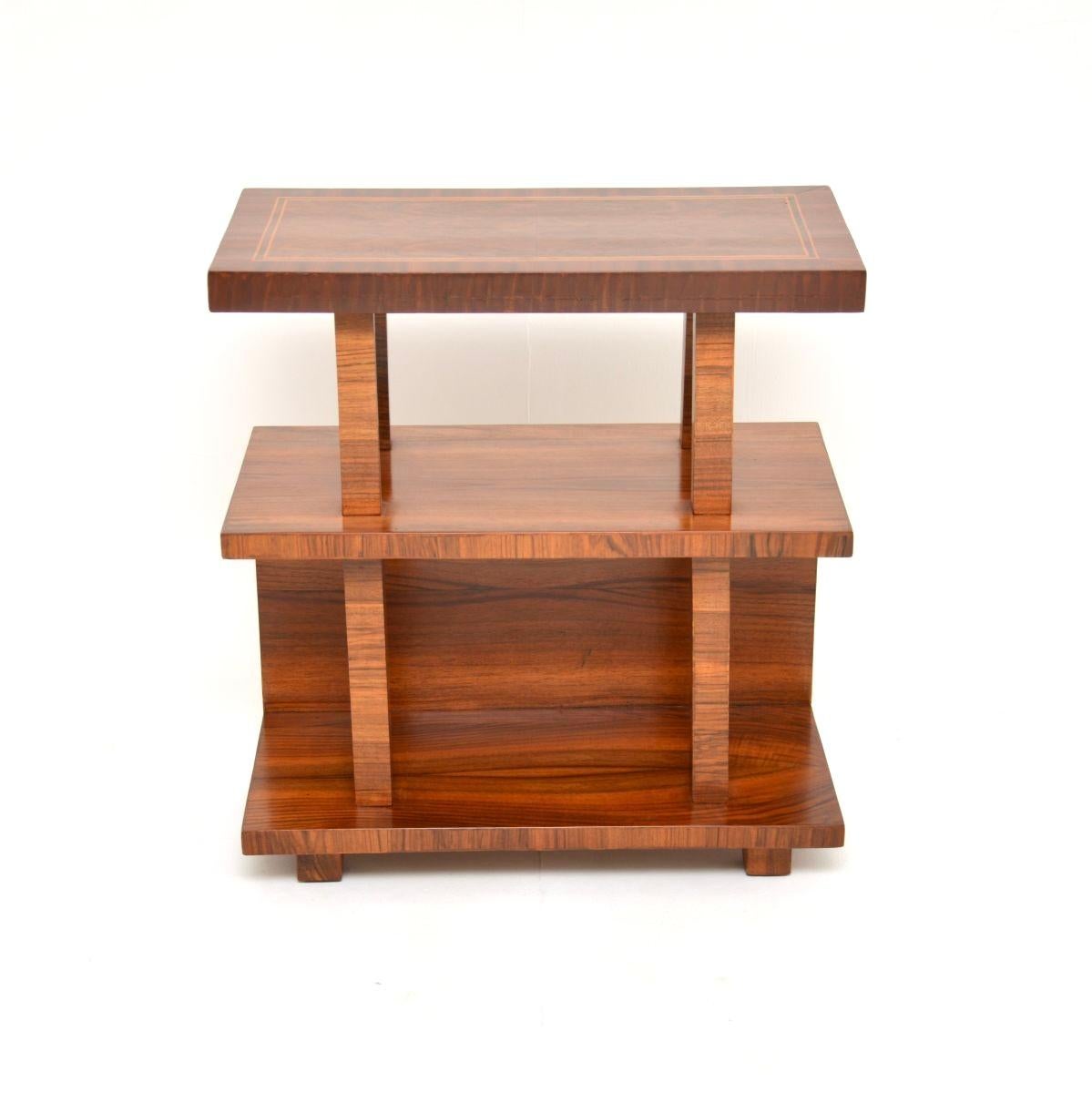 Magnifique table d'appoint / meuble en noyer figuré de style Art Déco. Fabriqué en Suède, il date des années 1930.

La qualité est superbe, le design est époustouflant et la taille est très utile. Les veines du noyer sont magnifiques, le plateau est