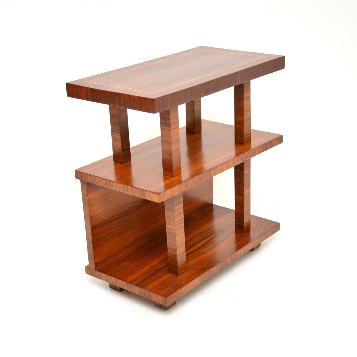 Art déco Table d'appoint / meuble Art Déco en noyer sculpté en vente