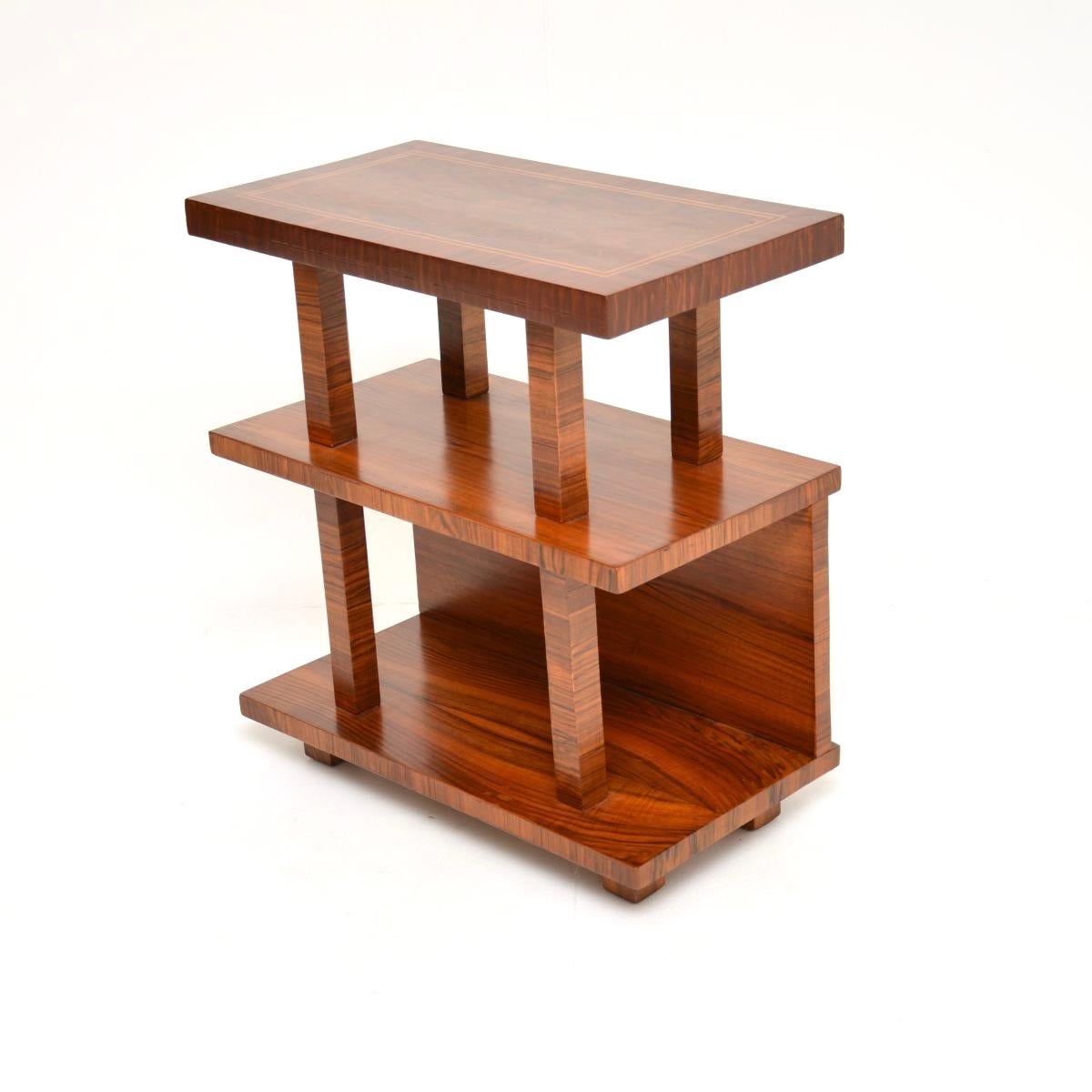 Britannique Table d'appoint / meuble Art Déco en noyer sculpté en vente