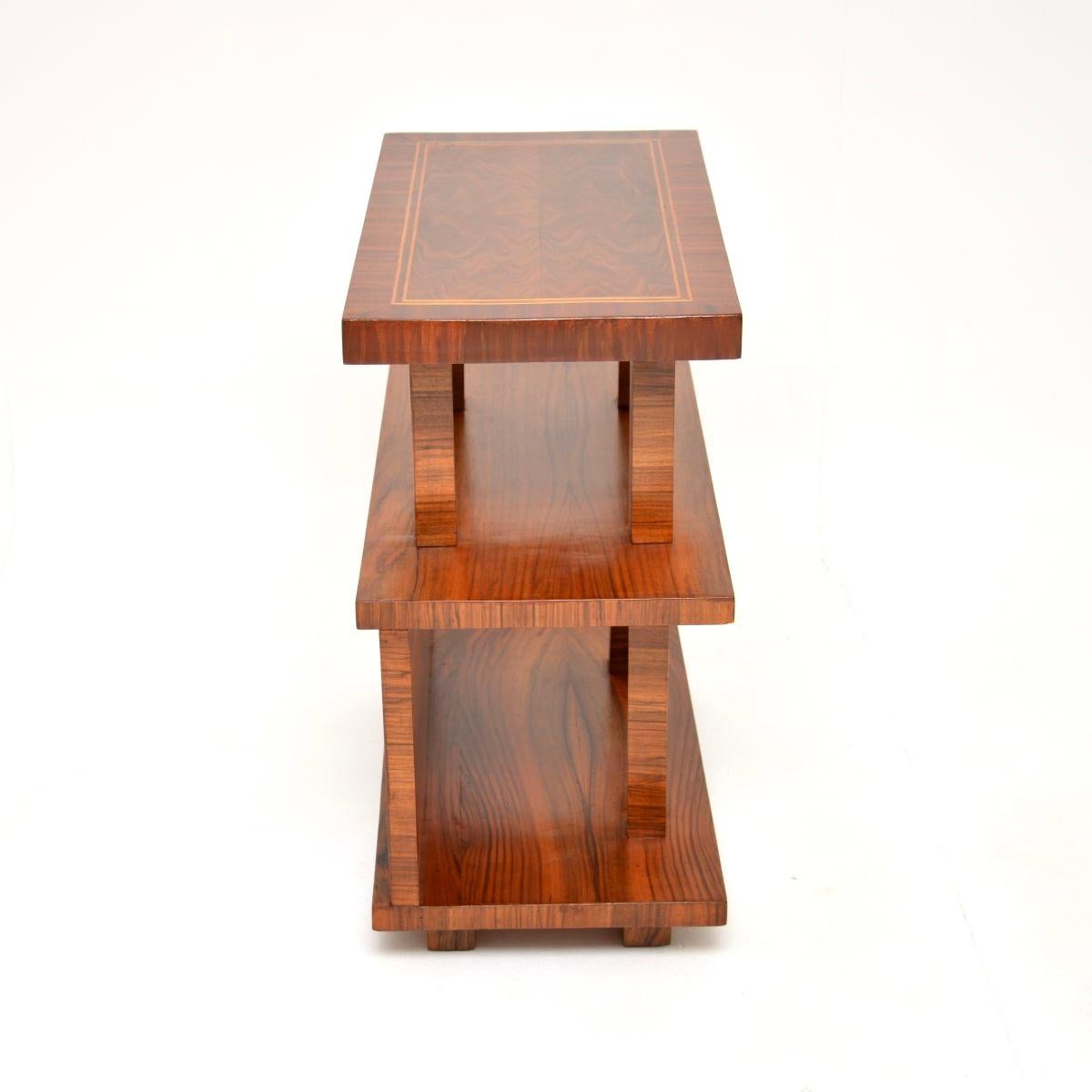 Table d'appoint / meuble Art Déco en noyer sculpté Bon état - En vente à London, GB