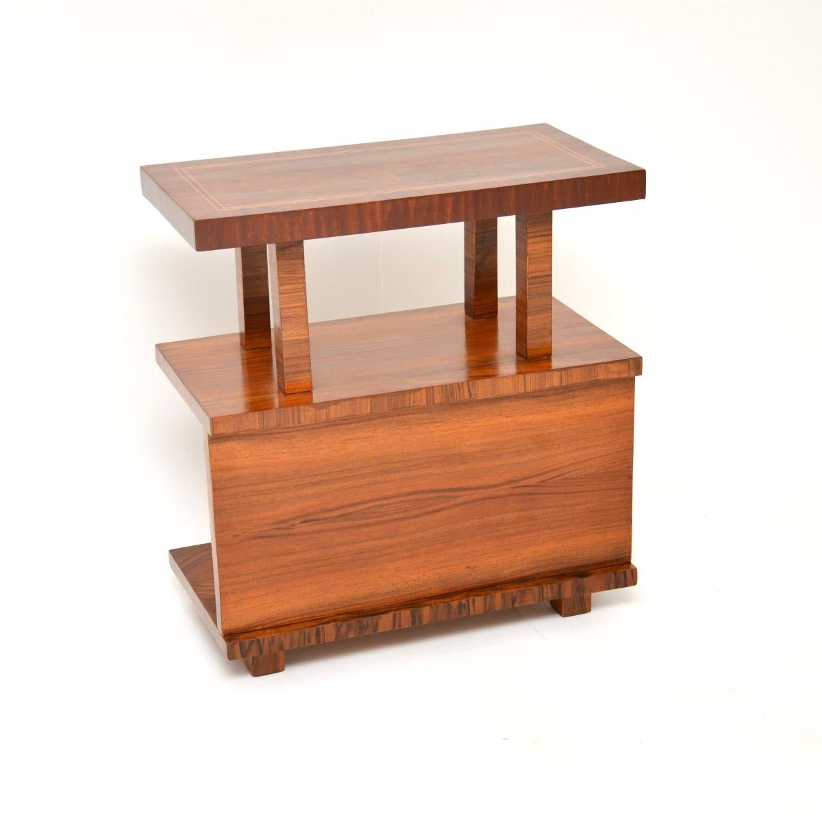 Milieu du XXe siècle Table d'appoint / meuble Art Déco en noyer sculpté en vente