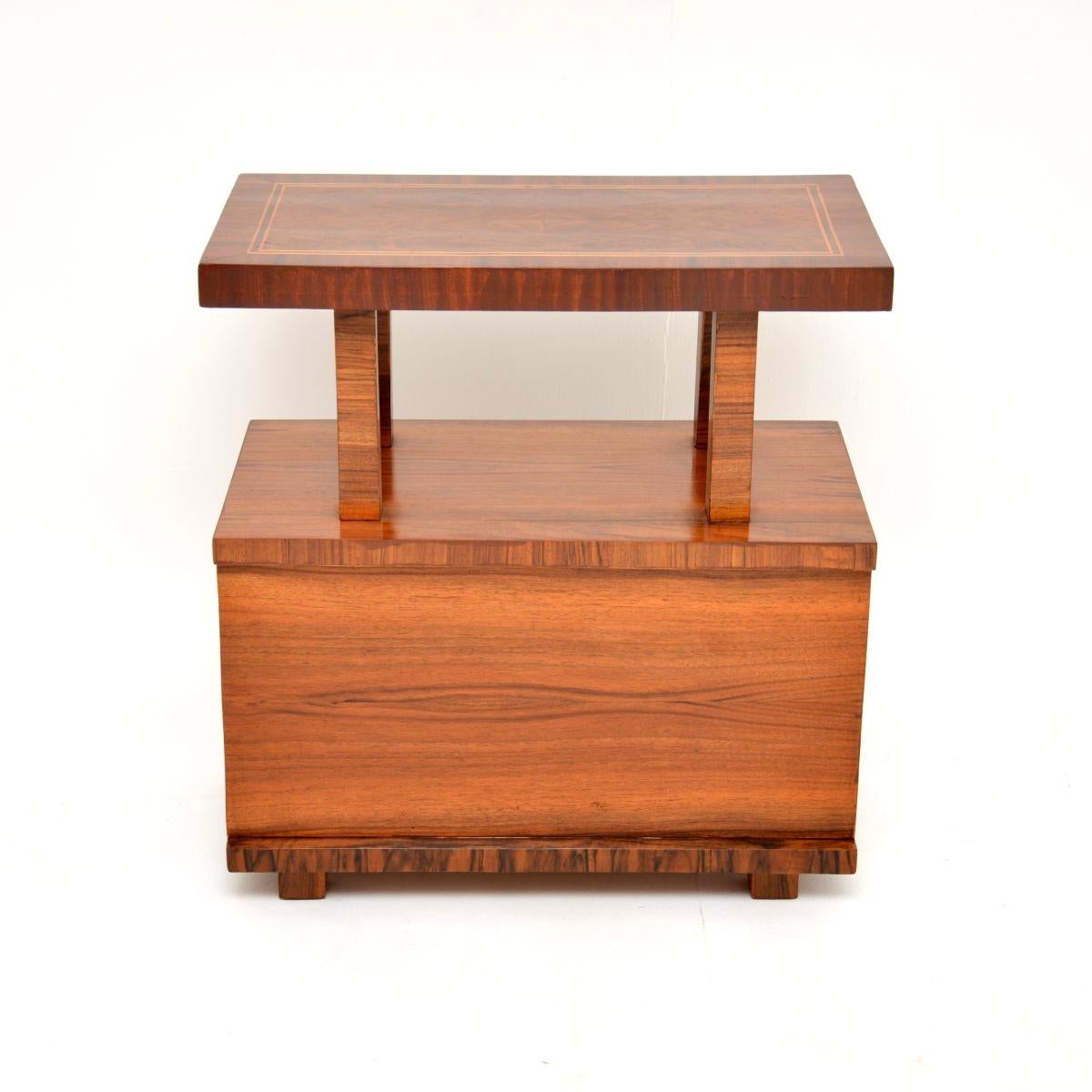 Noyer Table d'appoint / meuble Art Déco en noyer sculpté en vente